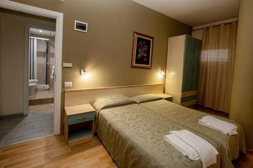Family Room with Shared Bathroom in Hotel Scacciapensieri