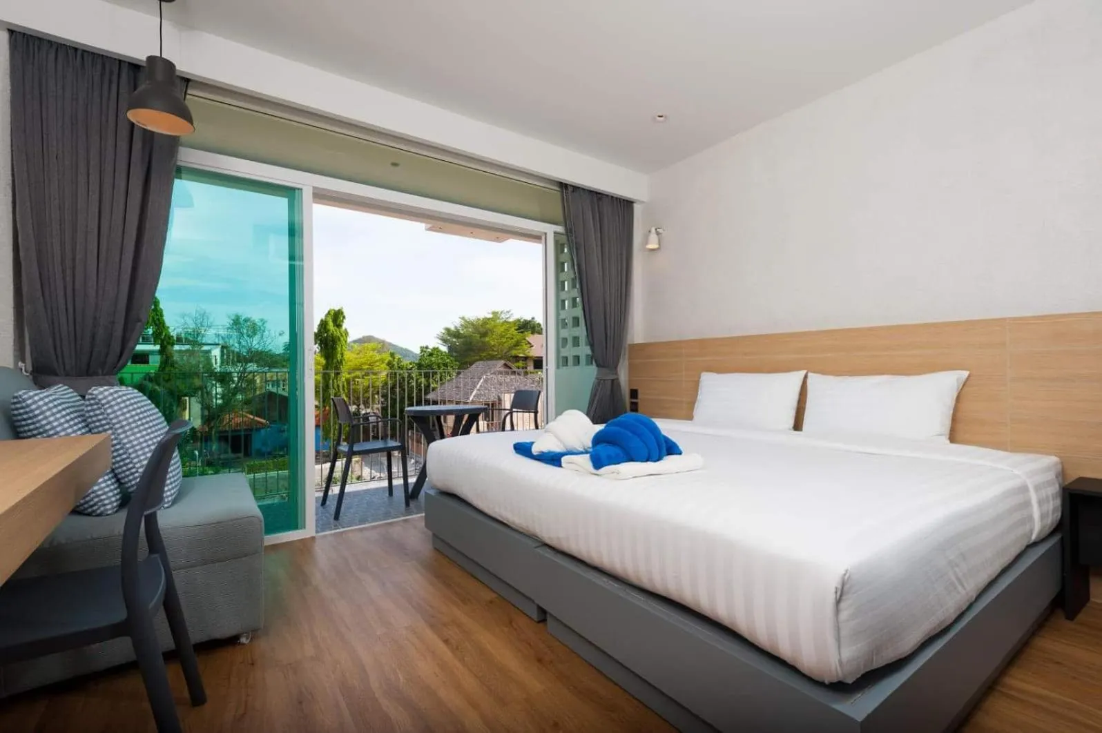  Grand Superior Room in Sairee Hut Resort Koh Tao