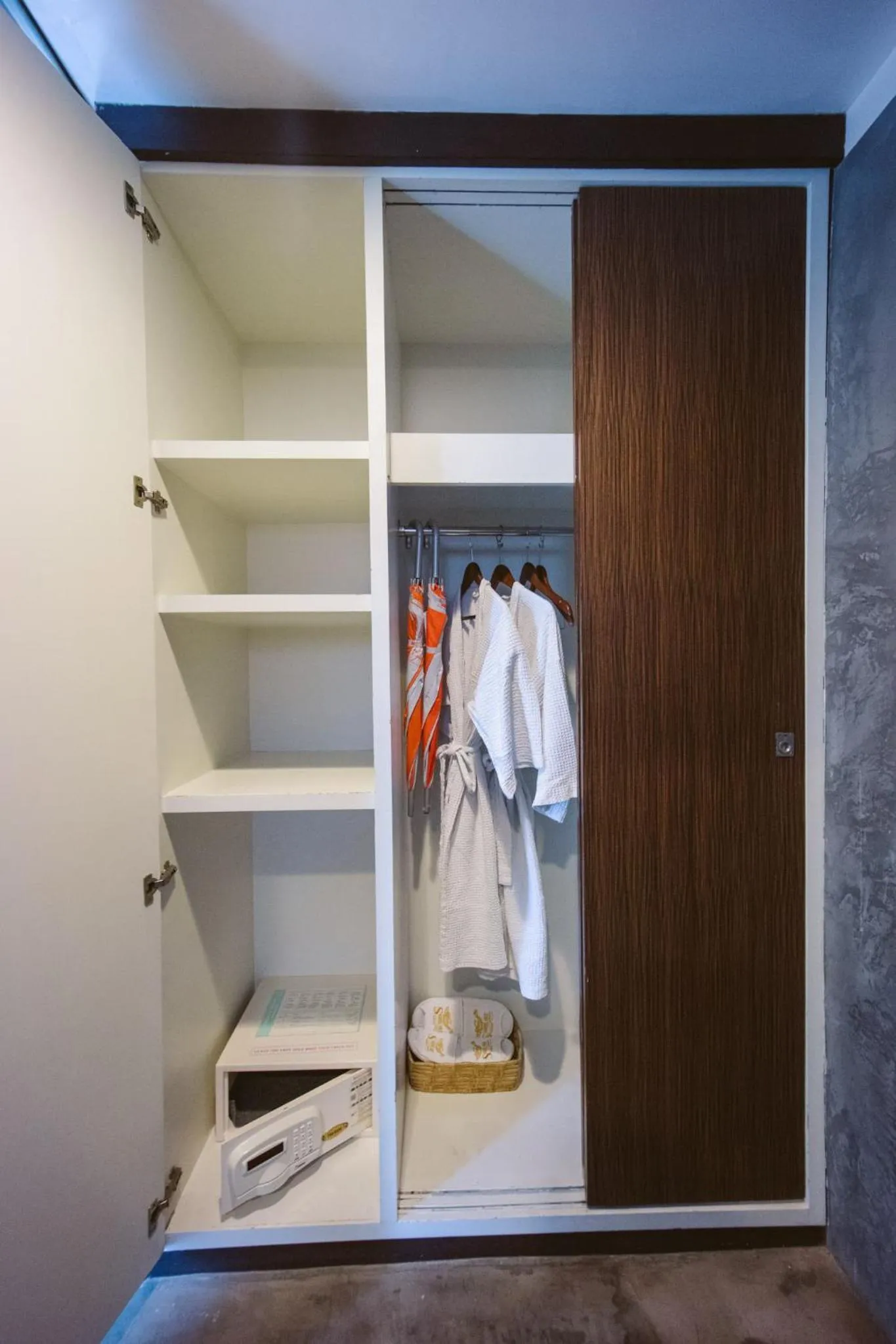 Deluxe Room in Sairee Hut Resort Koh Tao