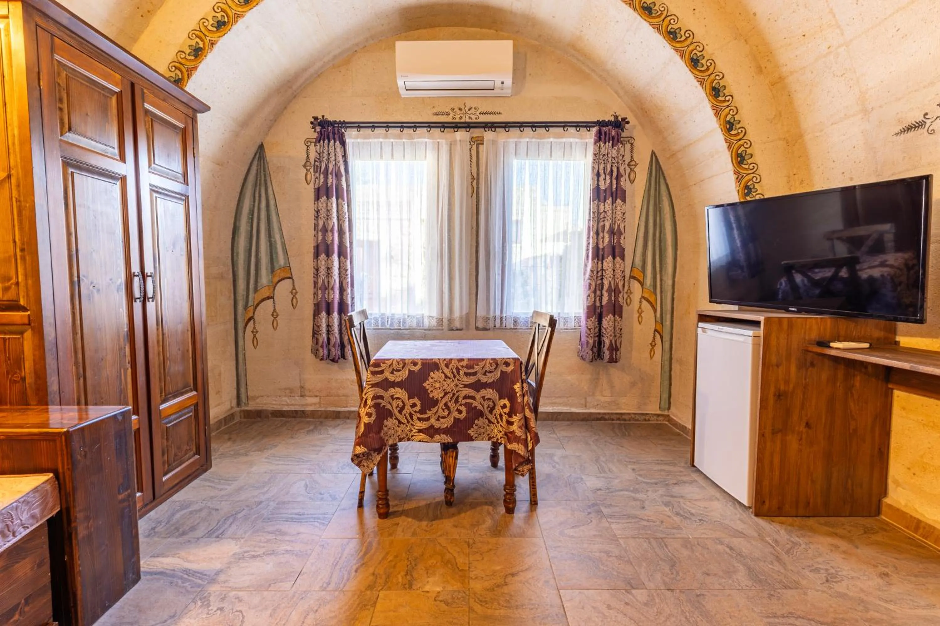 Deluxe Suite with Spa Bath in Walnut House