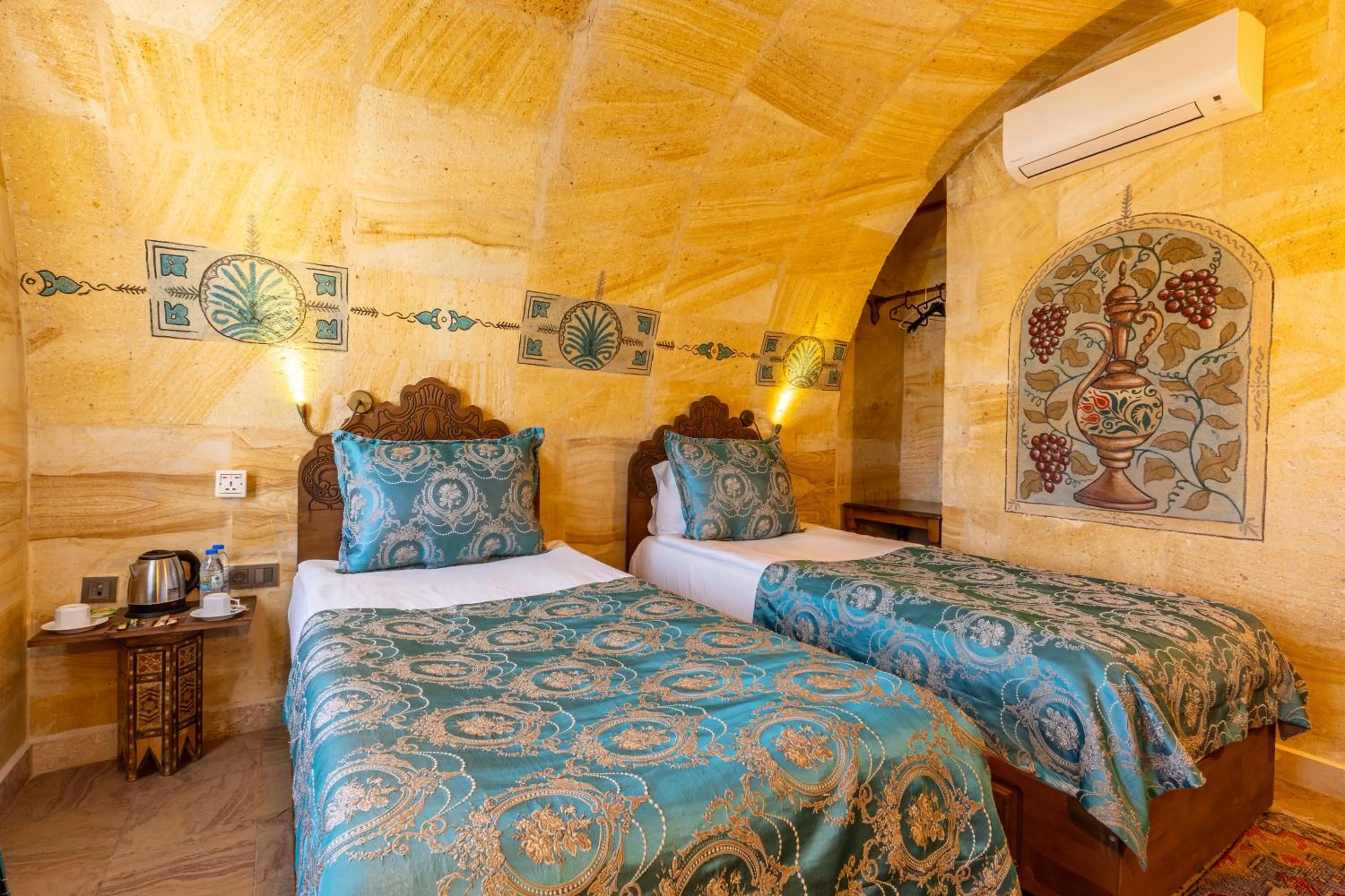 Standard Twin Room in Walnut House