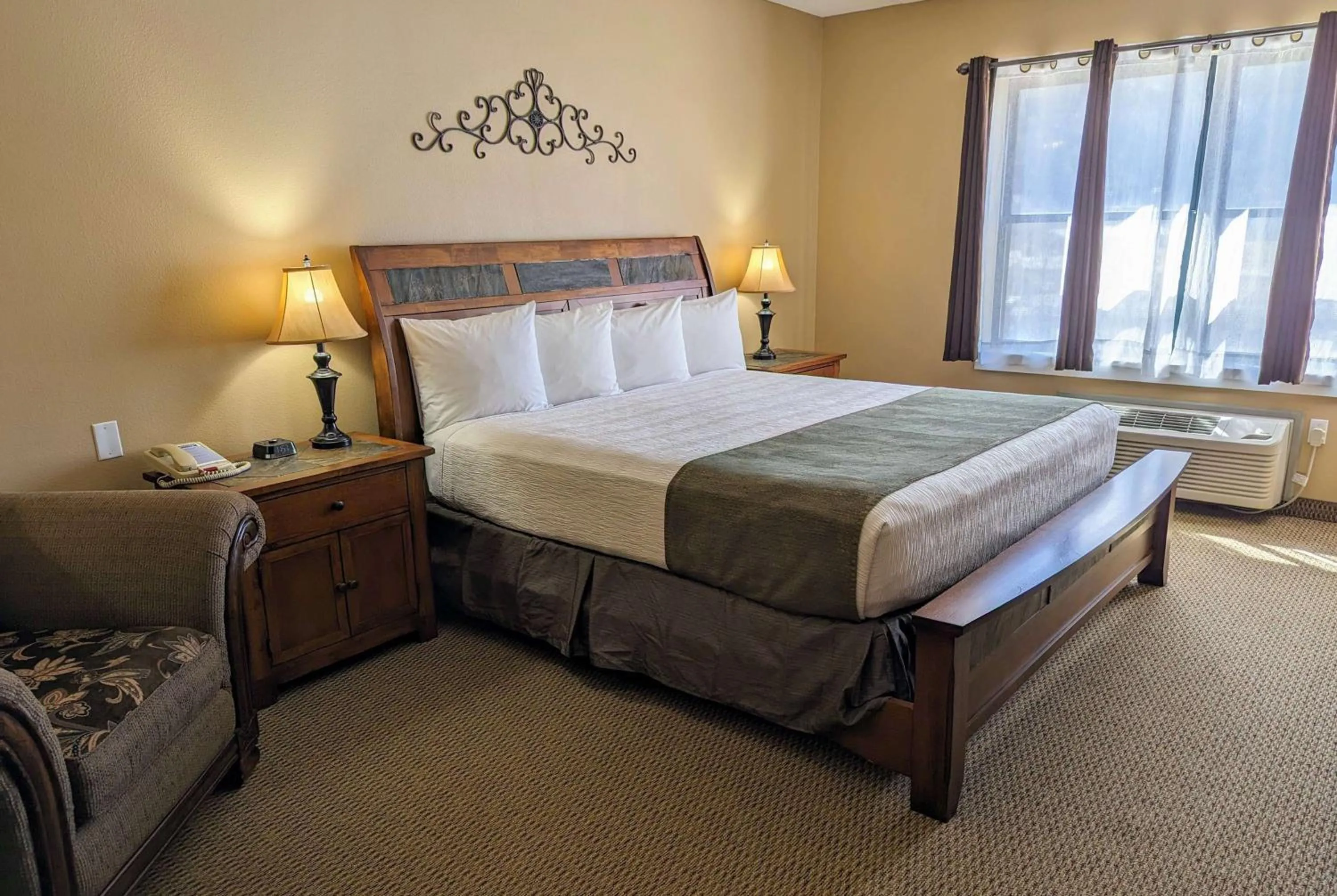 King Suite - Non-Smoking in Travelodge by Wyndham Deadwood