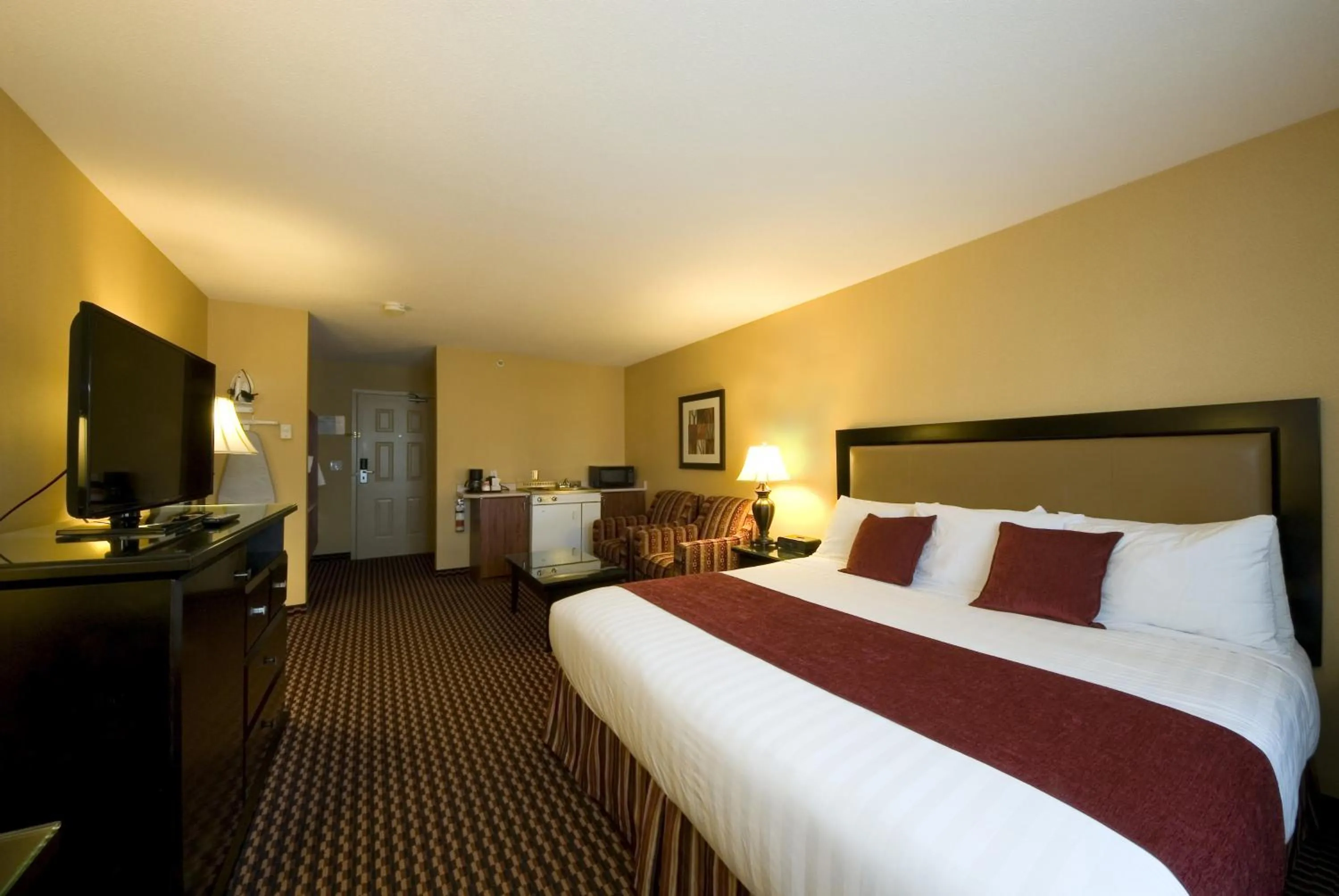 Business King Room with Kitchenette in Ramada by Wyndham Surrey/Langley