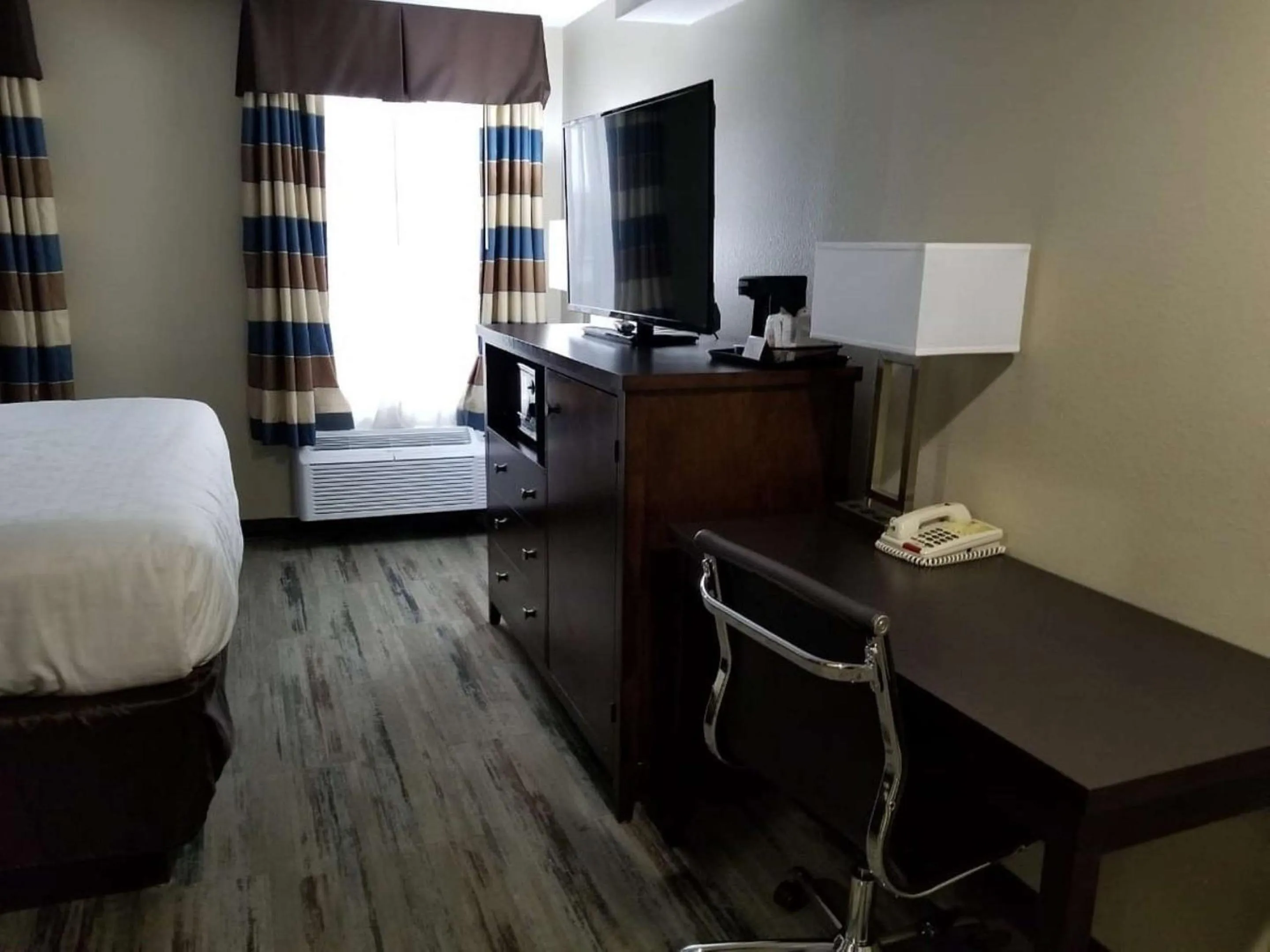 Queen Room with Walk-In Shower - Disability Access/Non-Smoking in SureStay Plus by Best Western Corydon