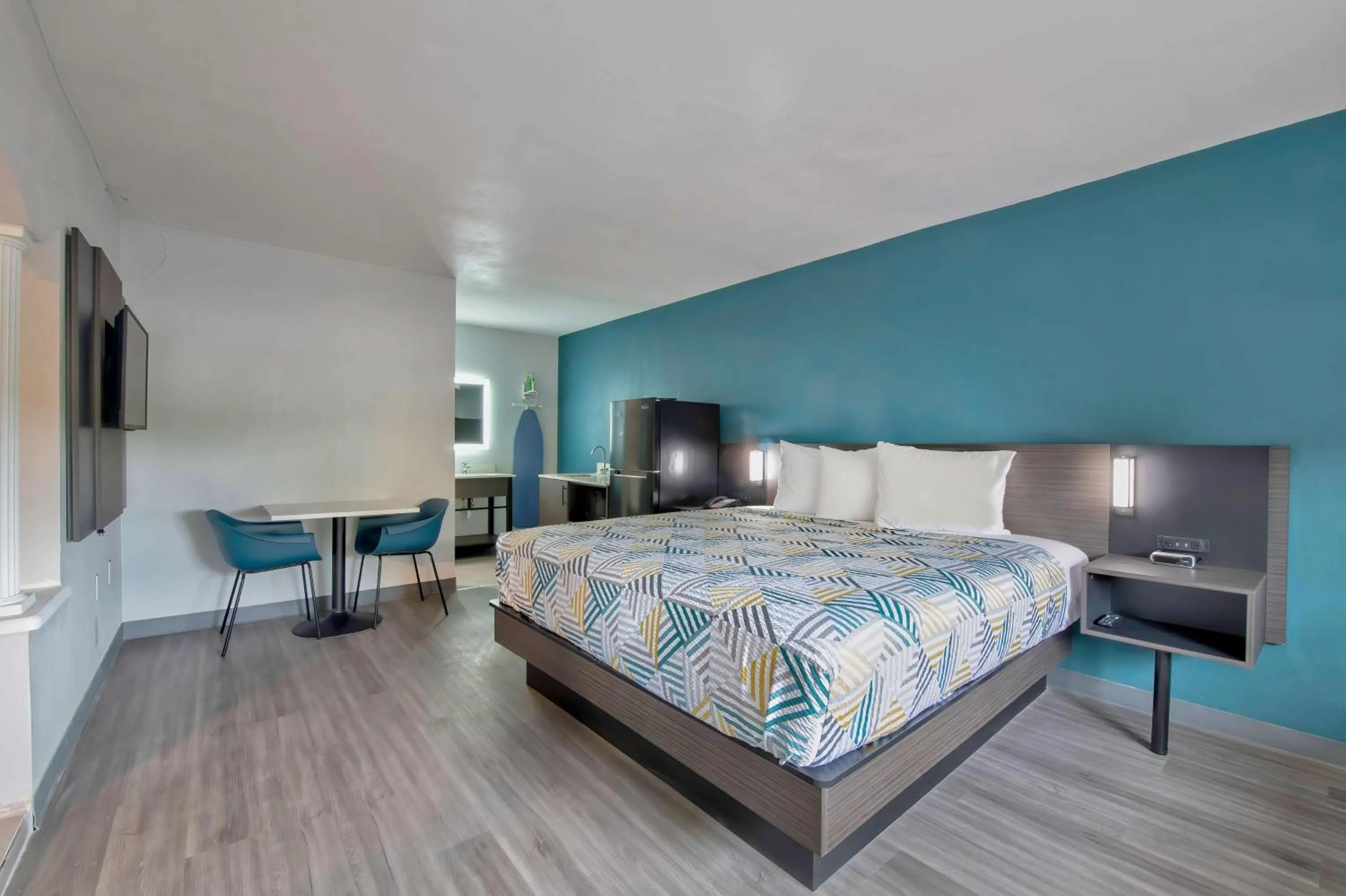 King Room with Spa Bath - Non-Smoking in Studio 6 Jackson MS I 55