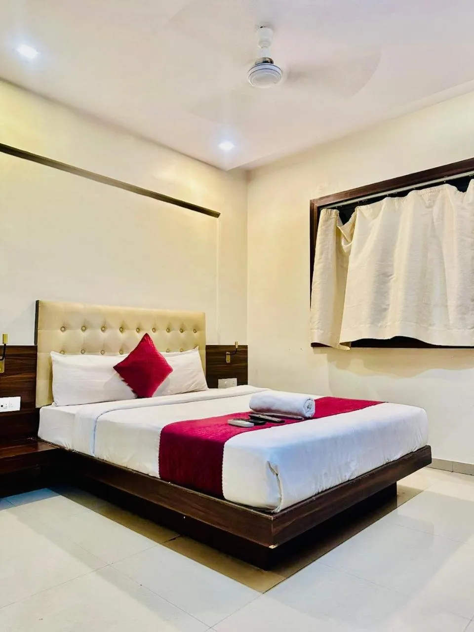 Deluxe Double Room in Hotel Mumbai International