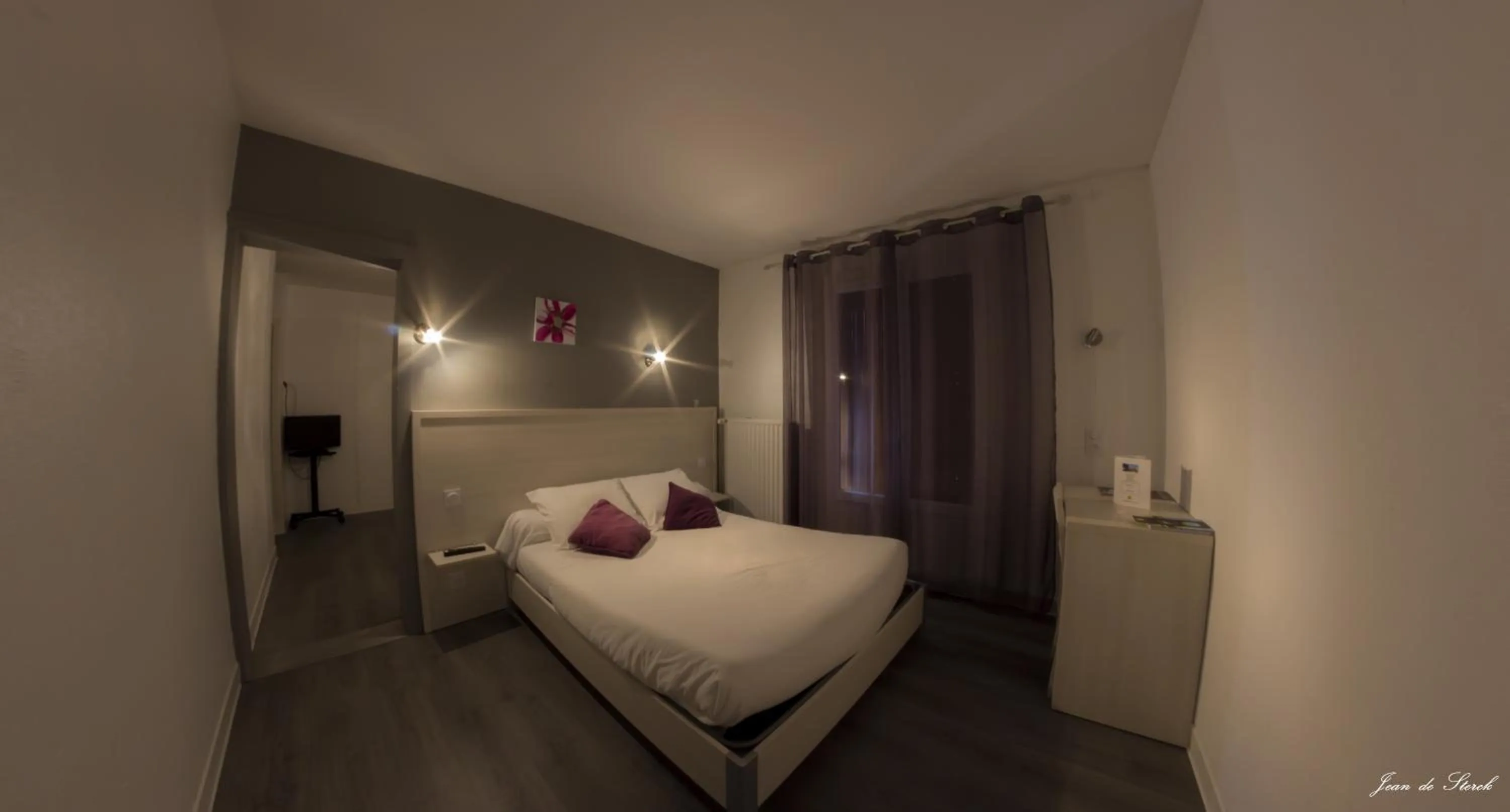 Quadruple Room in Logis Hôtel Le pont d'Arcole