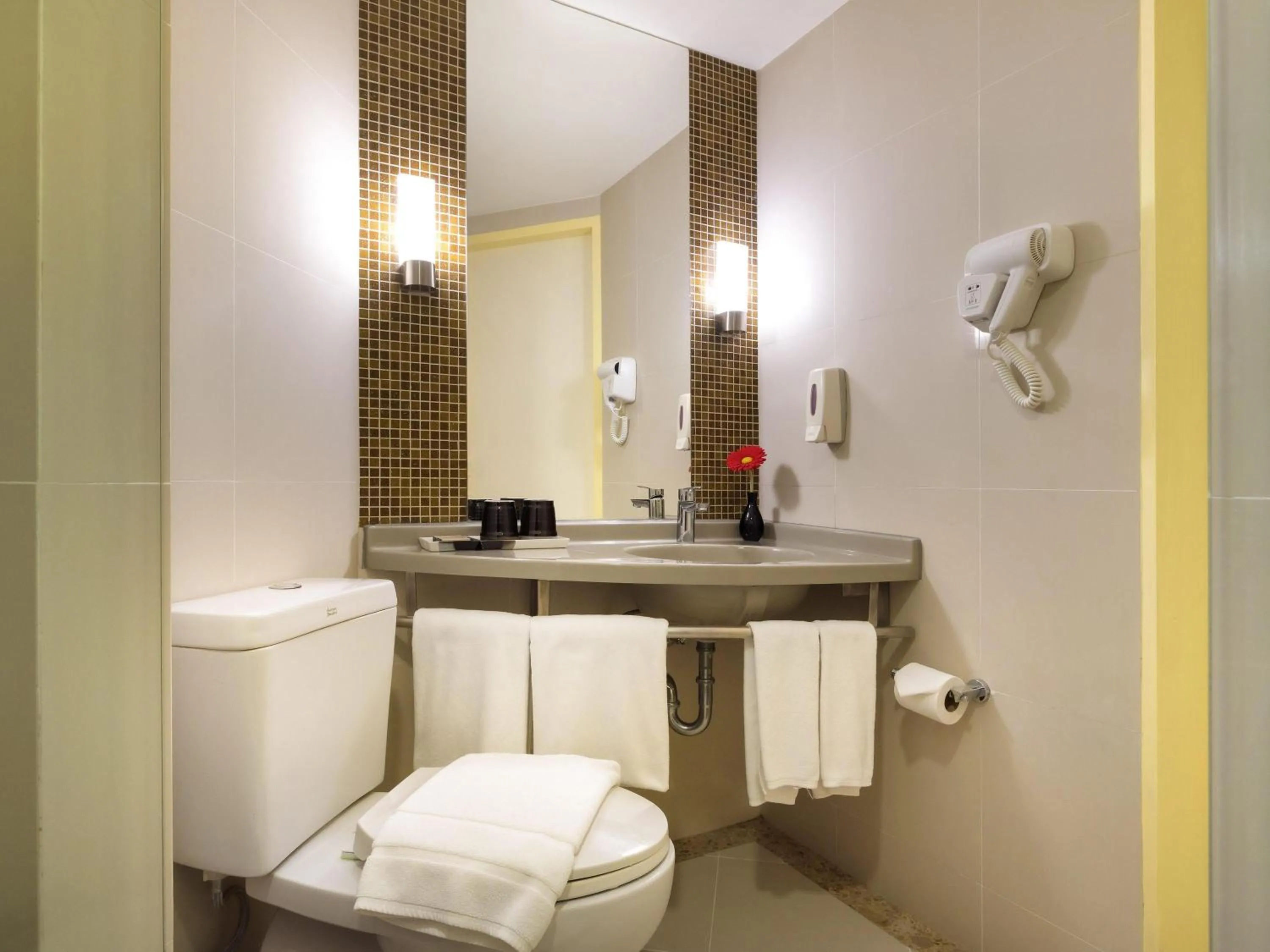 Superior Twin Room in ibis Bangkok Sathorn