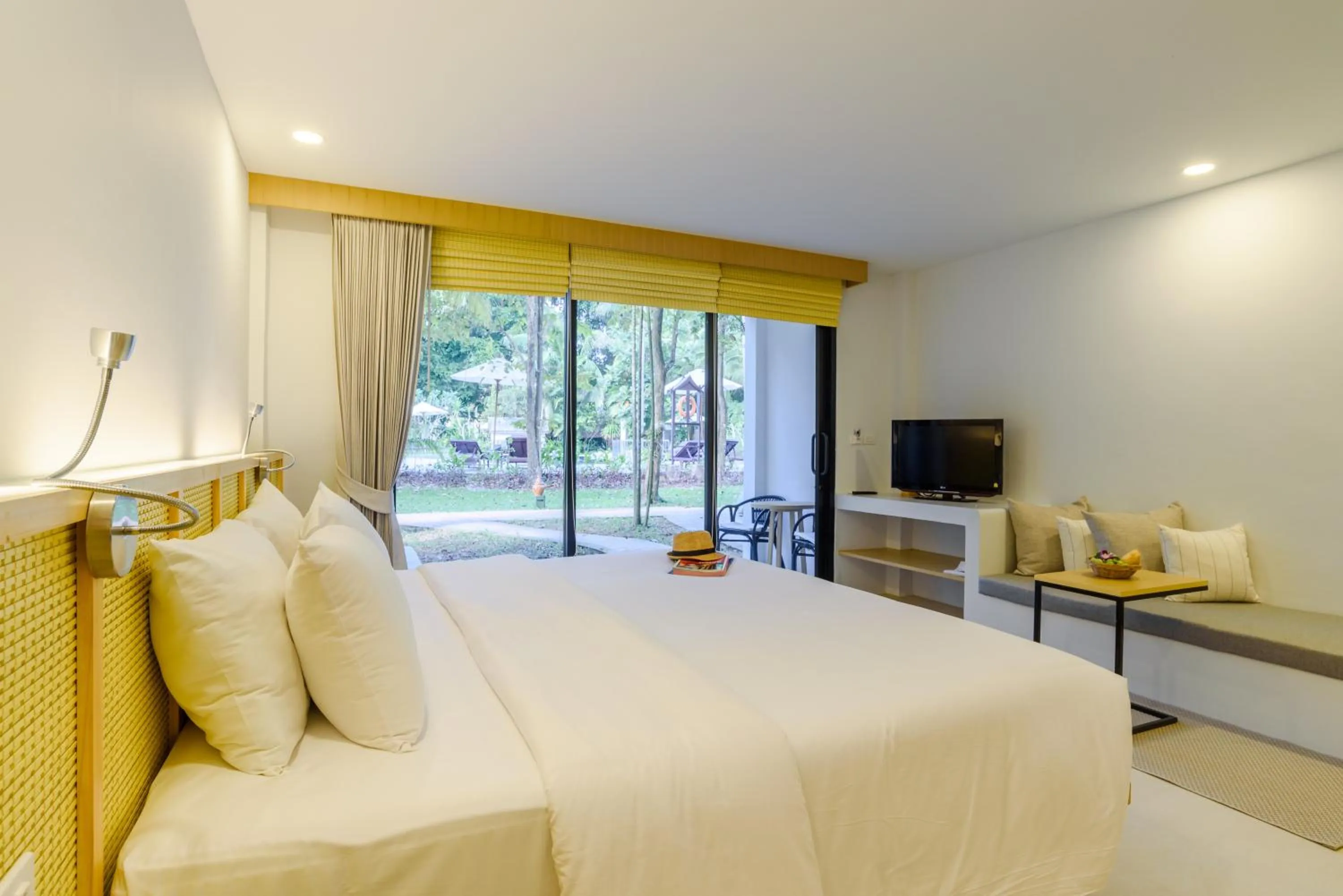 Grand Deluxe Triple Room in Paradise Beach Resort, Koh Samui