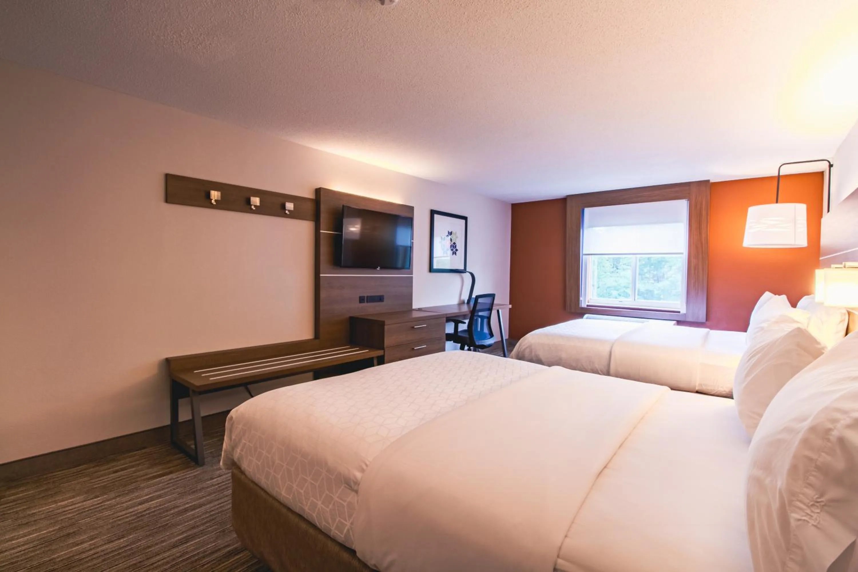 Double Room with Two Double Beds- Disability Access Tran Shower/Non-Smoking in Holiday Inn Express & Suites - Lincoln East - White Mountains by IHG