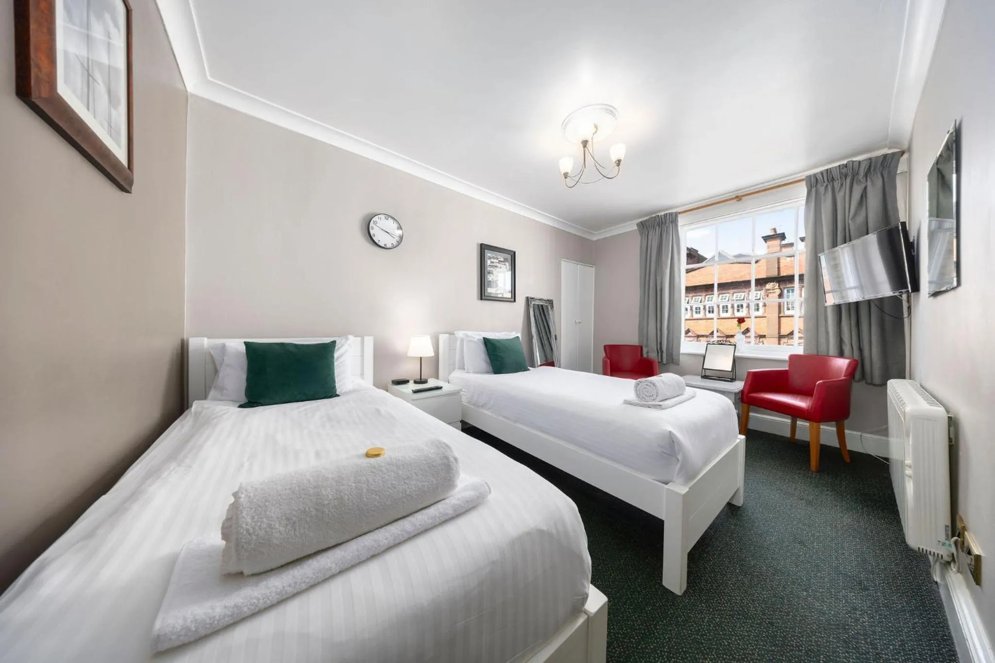 Twin Room with Private Bathroom in The Grapes Pub