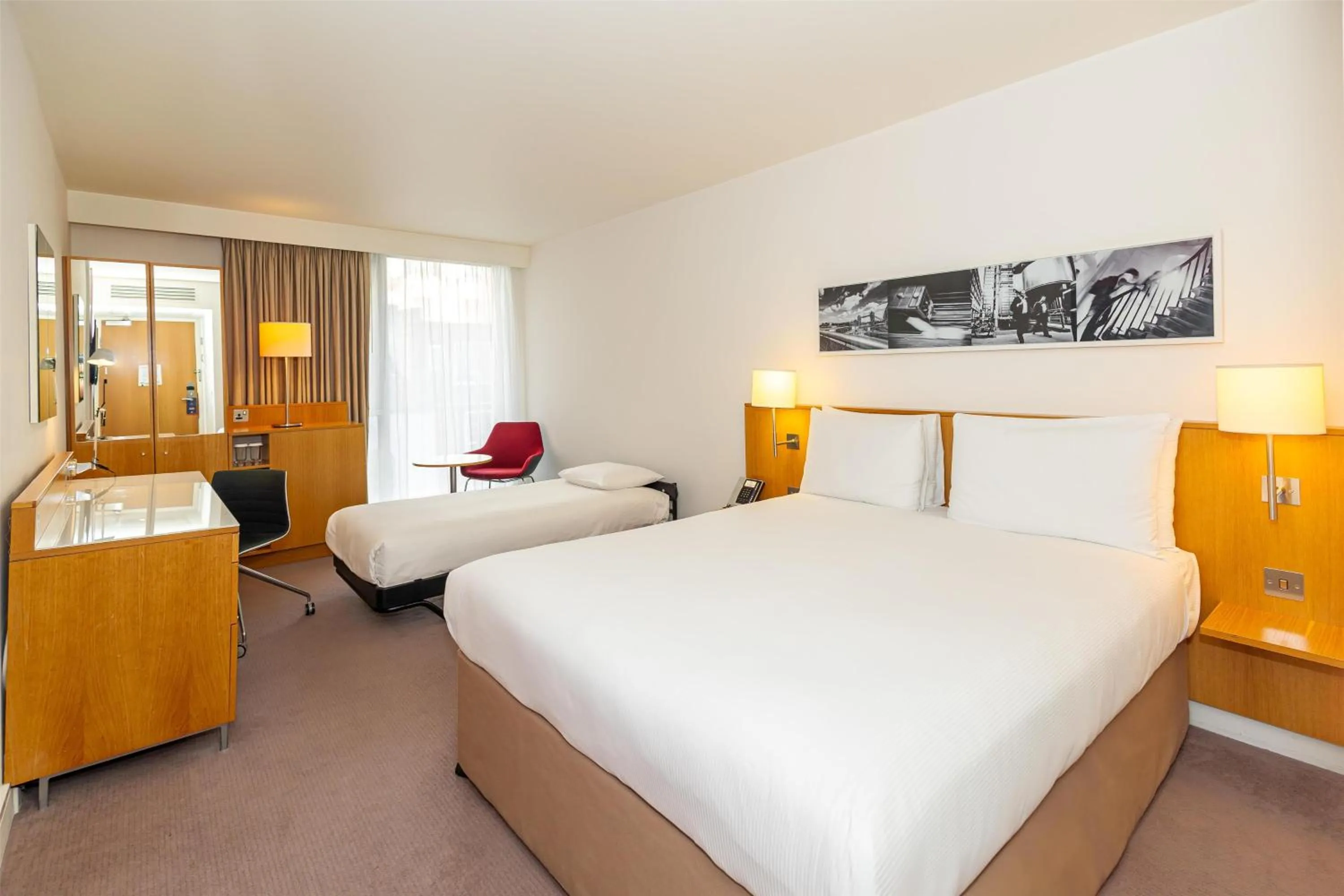 Queen Room with One Single Roll-Away Bed in DoubleTree by Hilton Hotel London - Tower of London
