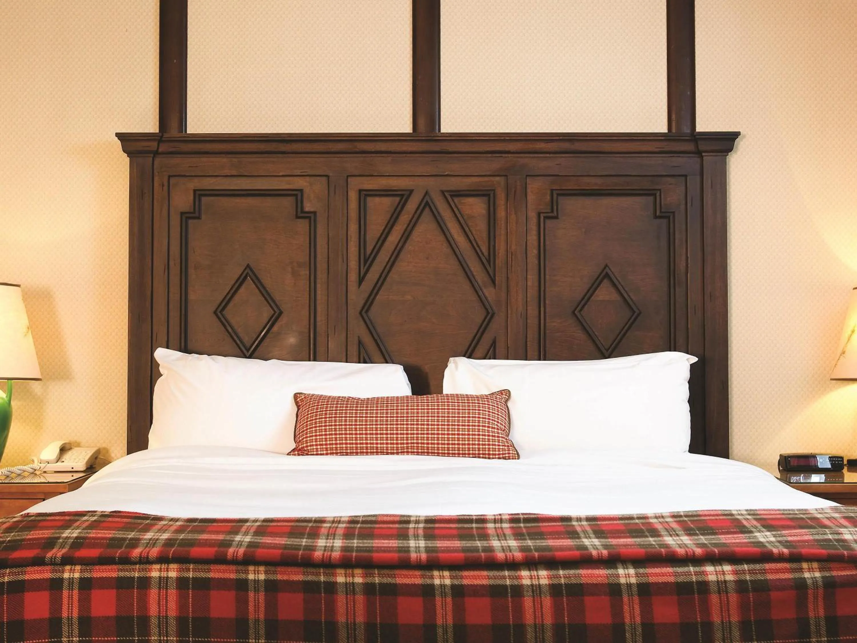 Deluxe King Suite with Spa Bath in Fairmont Le Chateau Montebello