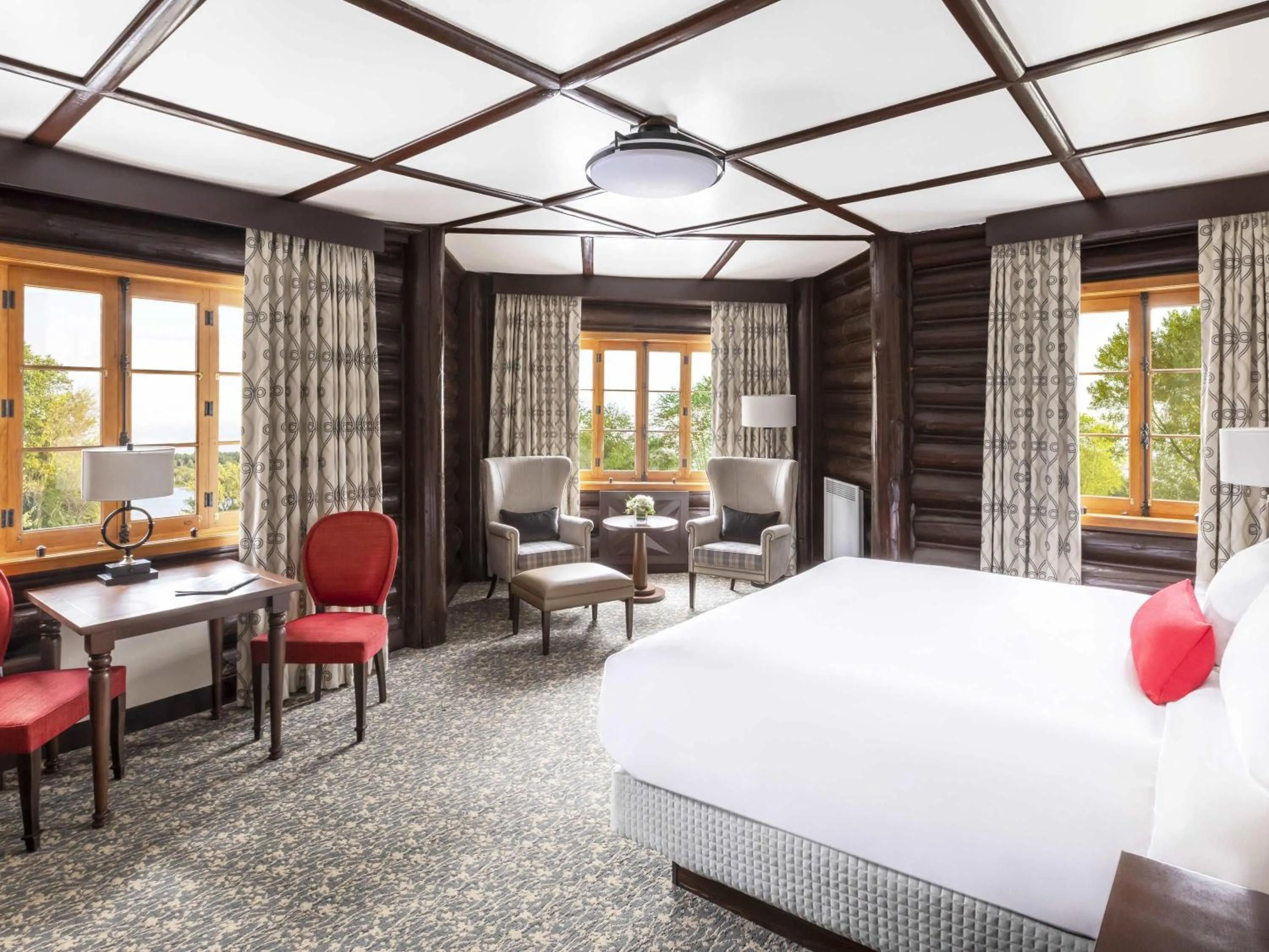 Signature Luxury King Room in Fairmont Le Chateau Montebello