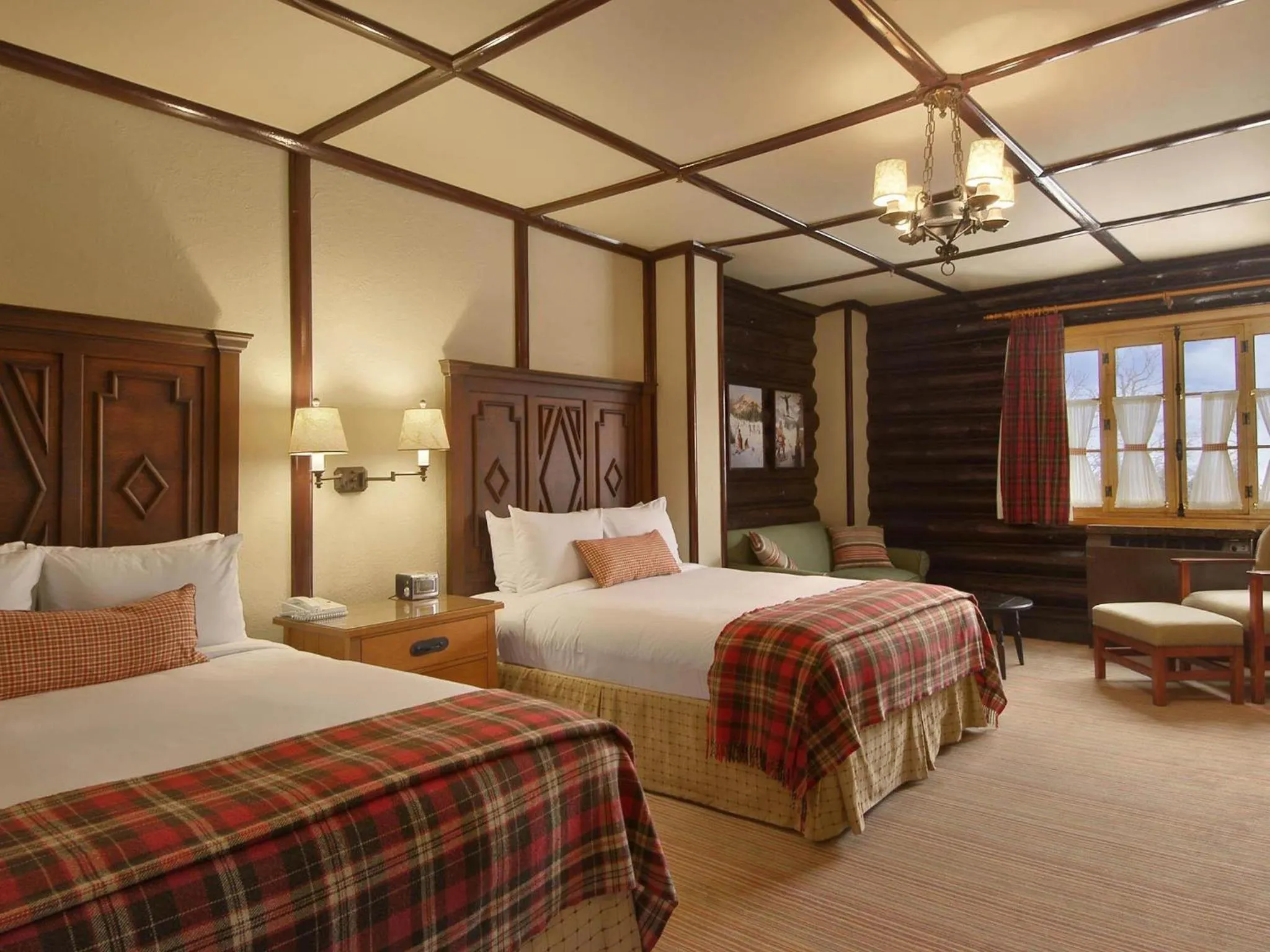 Deluxe Queen Room with Two Queen Beds and River View in Fairmont Le Chateau Montebello