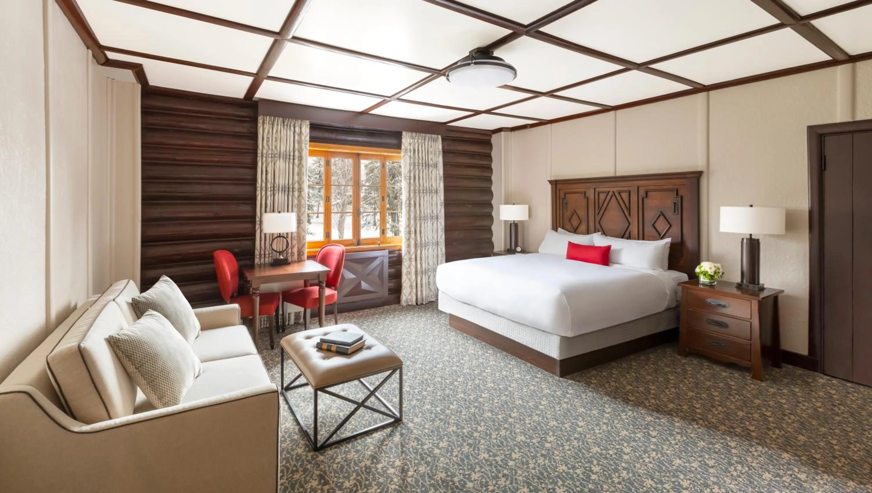 Deluxe Luxury King Room in Fairmont Le Chateau Montebello