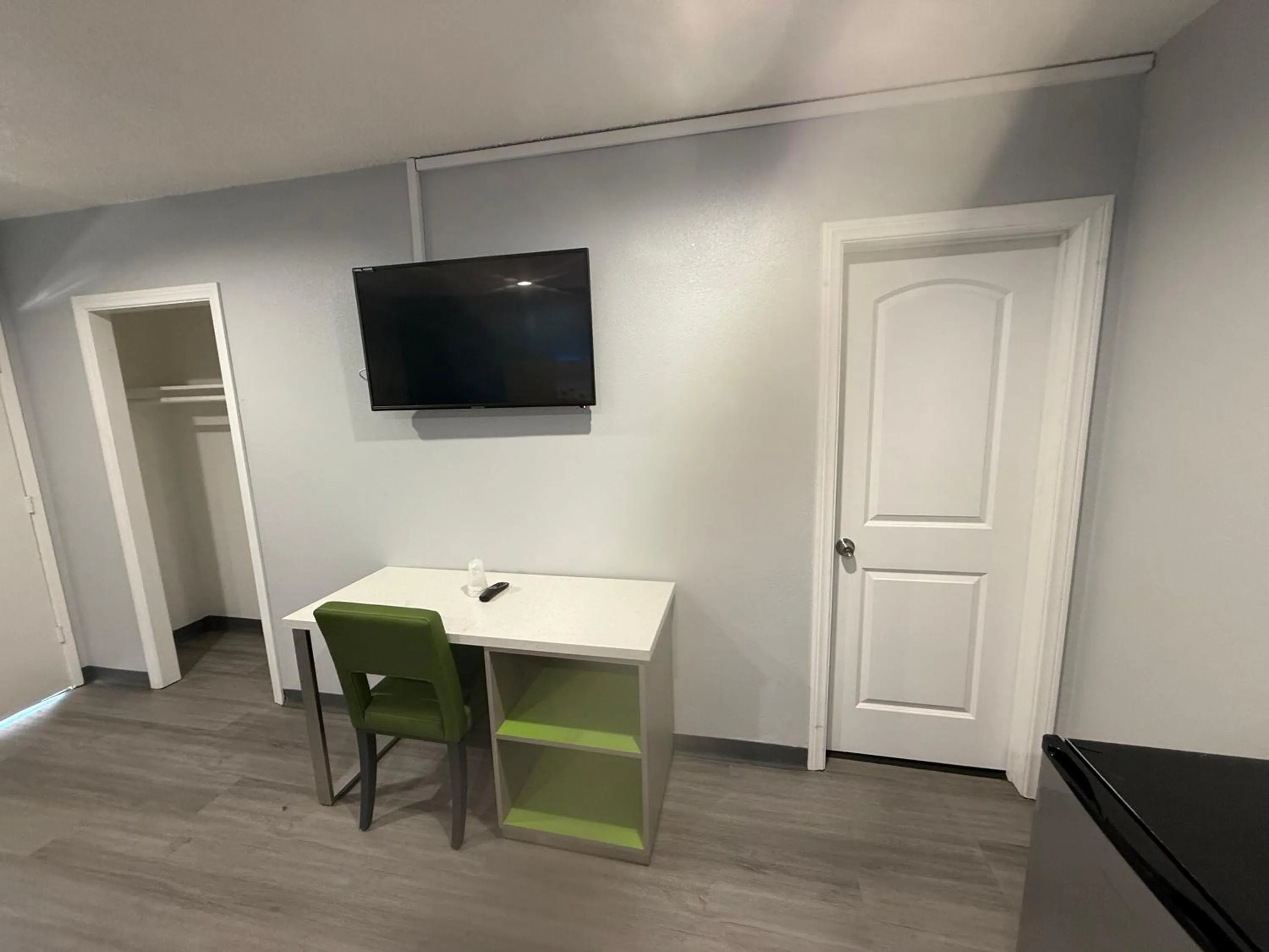 Queen Room in Hi-Way Host Motel