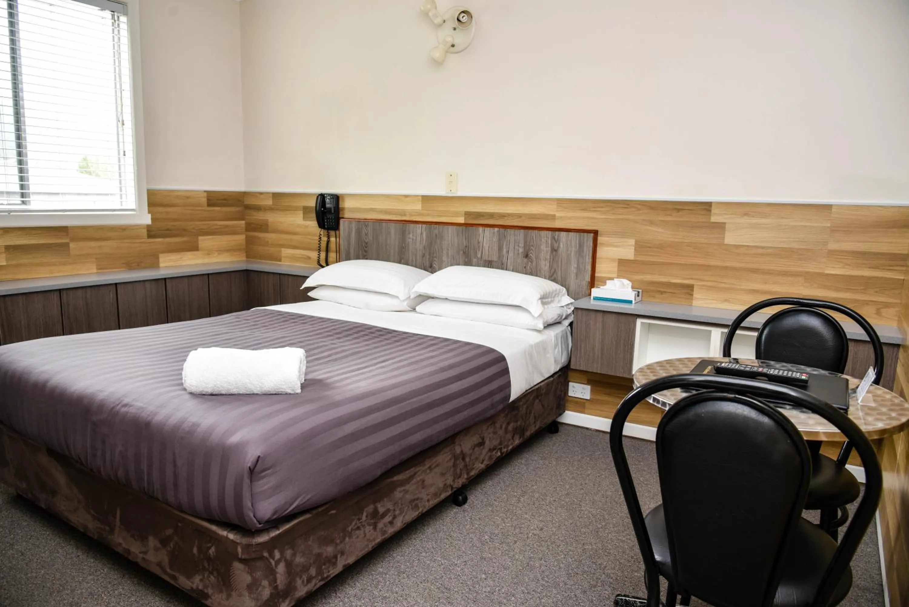 Standard Queen Room in Hobart Tower Motel