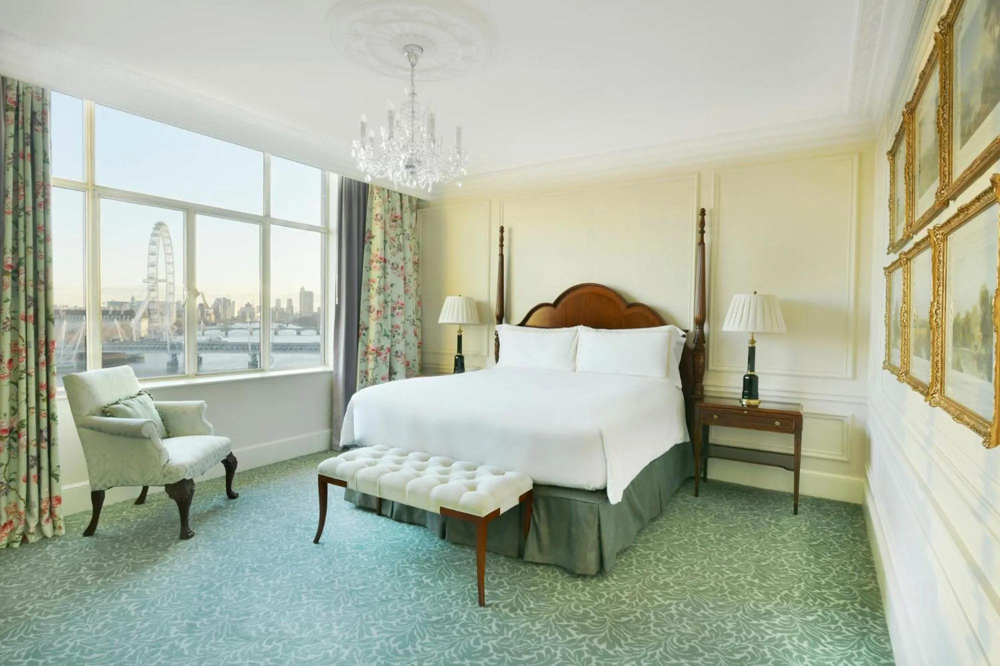 Personality King Suite with Panoramic River View in The Savoy
