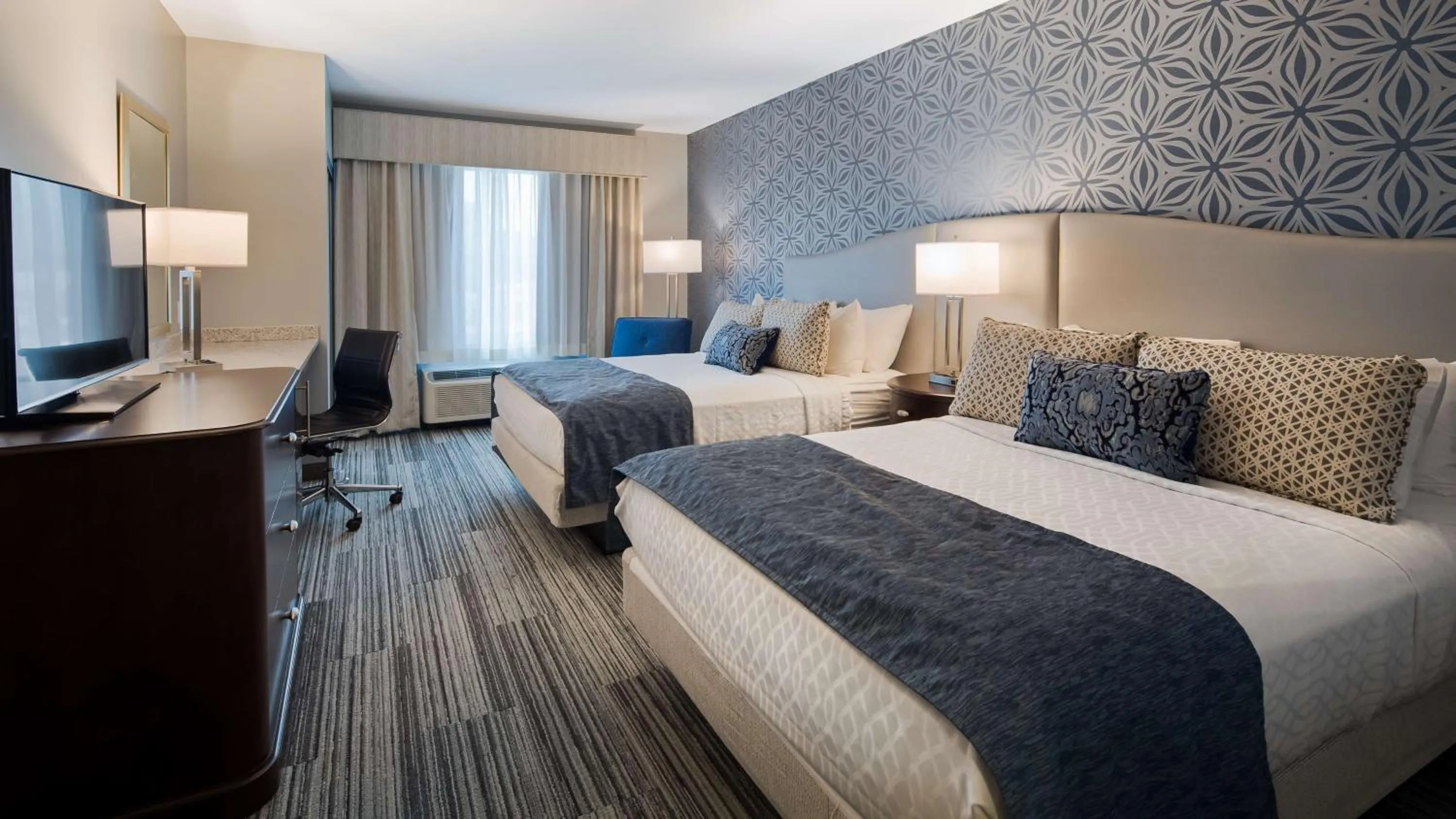 Queen Room with Two Queen Beds - Disability Access/Bath Tub in Best Western PLUS Franklin Square Inn