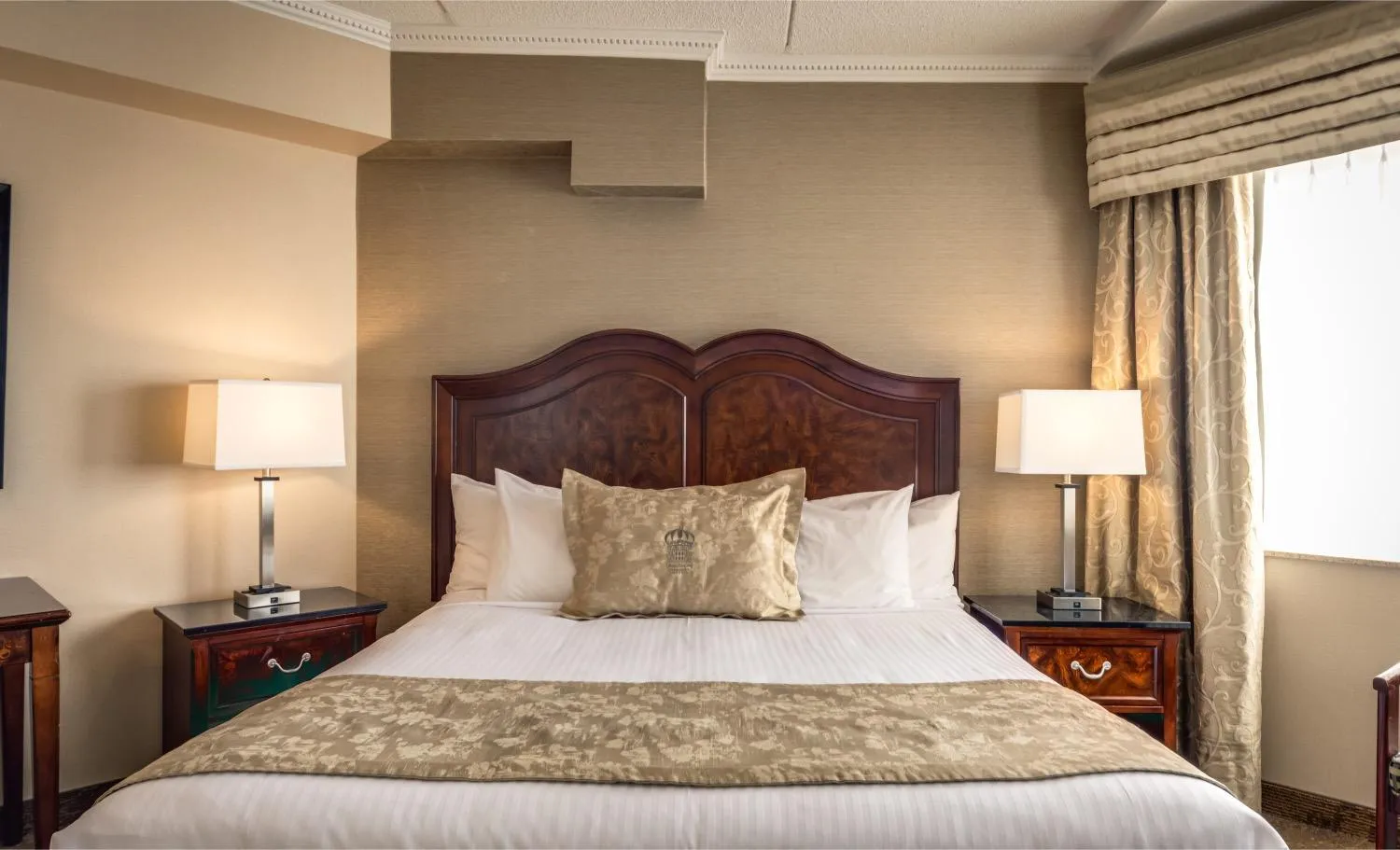 King Suite with Jetted Tub in Monte Carlo Inn & Suites Downtown Markham