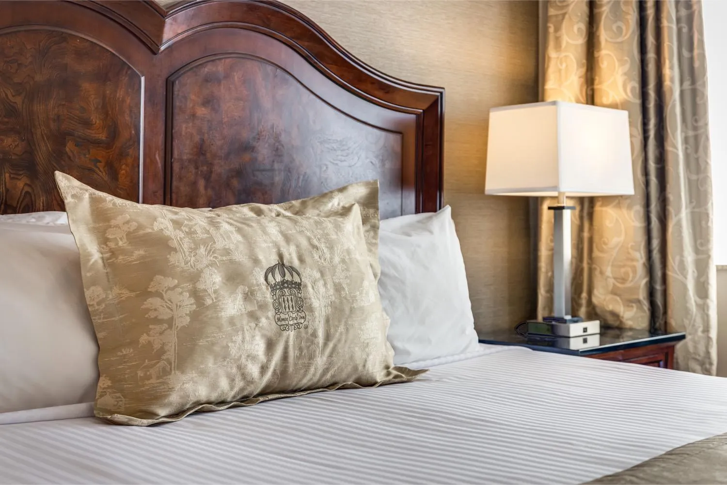 Luxury King Suite with Jetted Tub in Monte Carlo Inn & Suites Downtown Markham