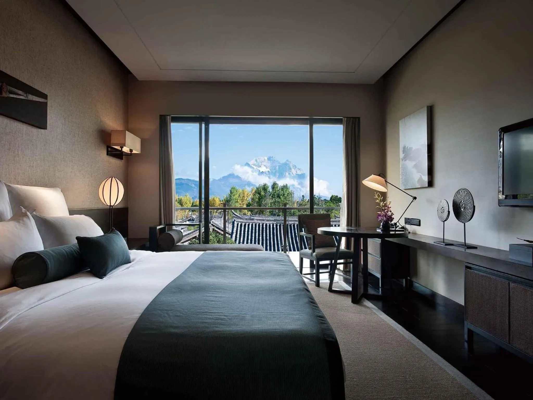 King Room with Mountain View in Pullman Lijiang Resort & Spa
