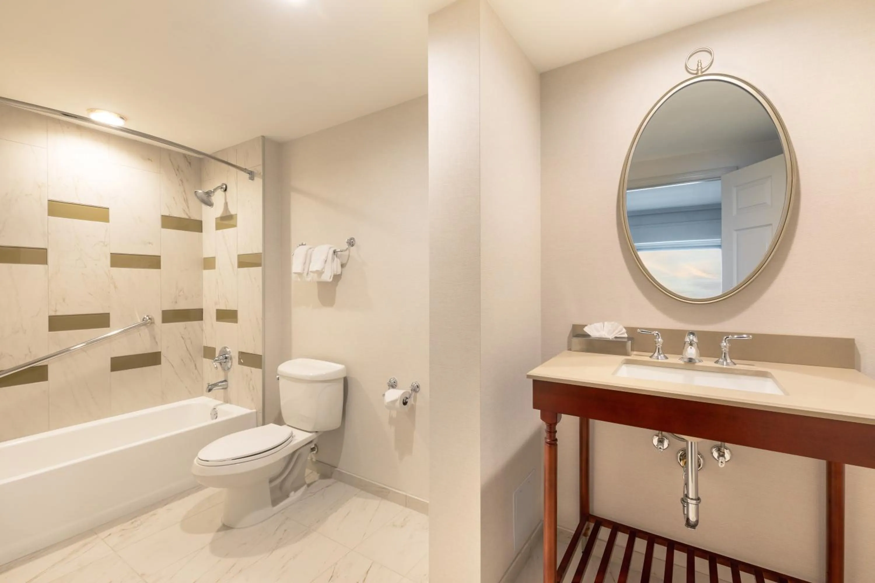 Executive 1 King Mobility/Hearing Accessible Suite, Tub w/Grab Bars, Non-Smoking in Galt House Hotel, A Trademark Collection Hotel