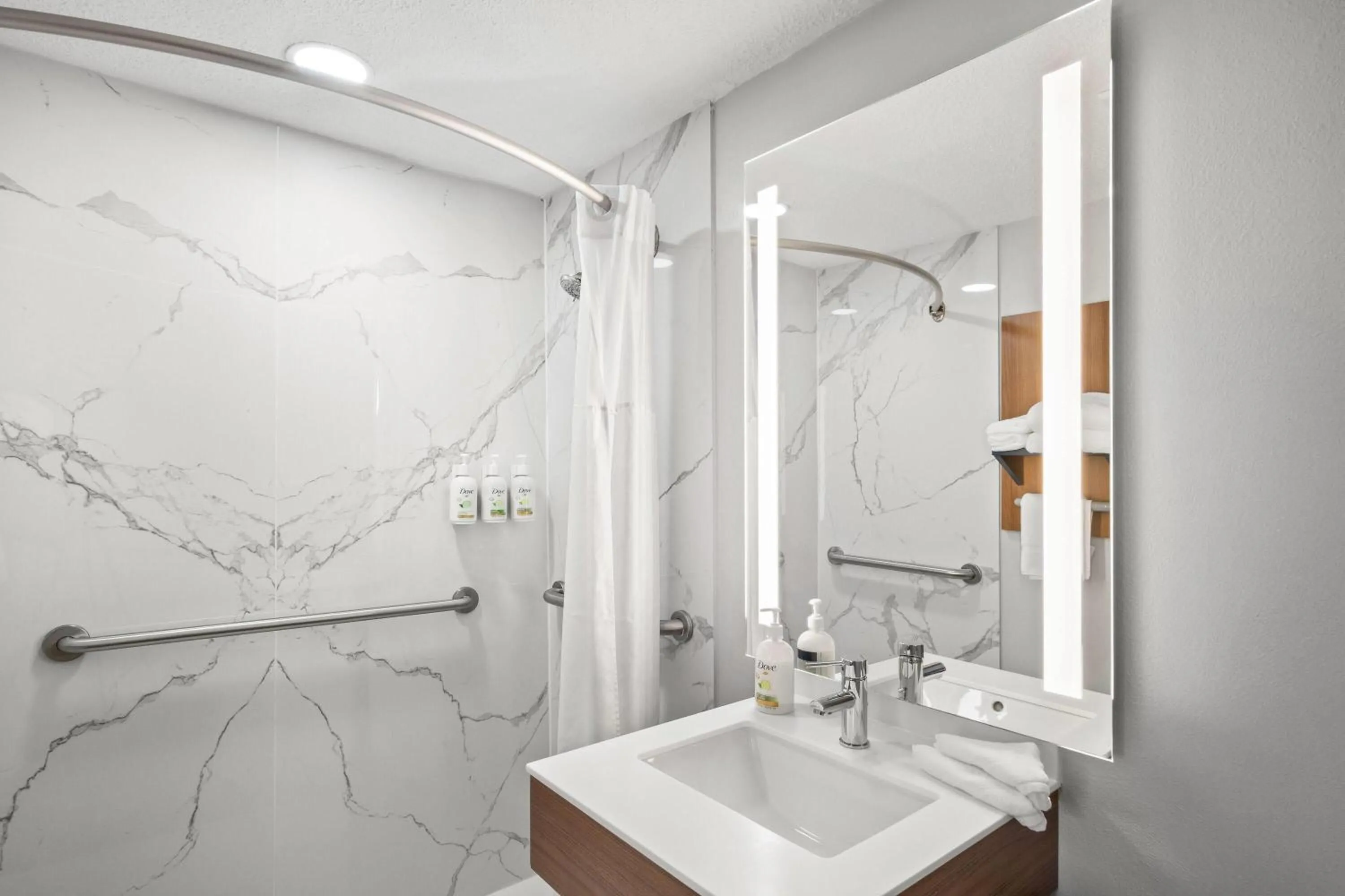 Queen Room - Disability Access - Non-Smoking in Microtel Inn by Wyndham Lexington