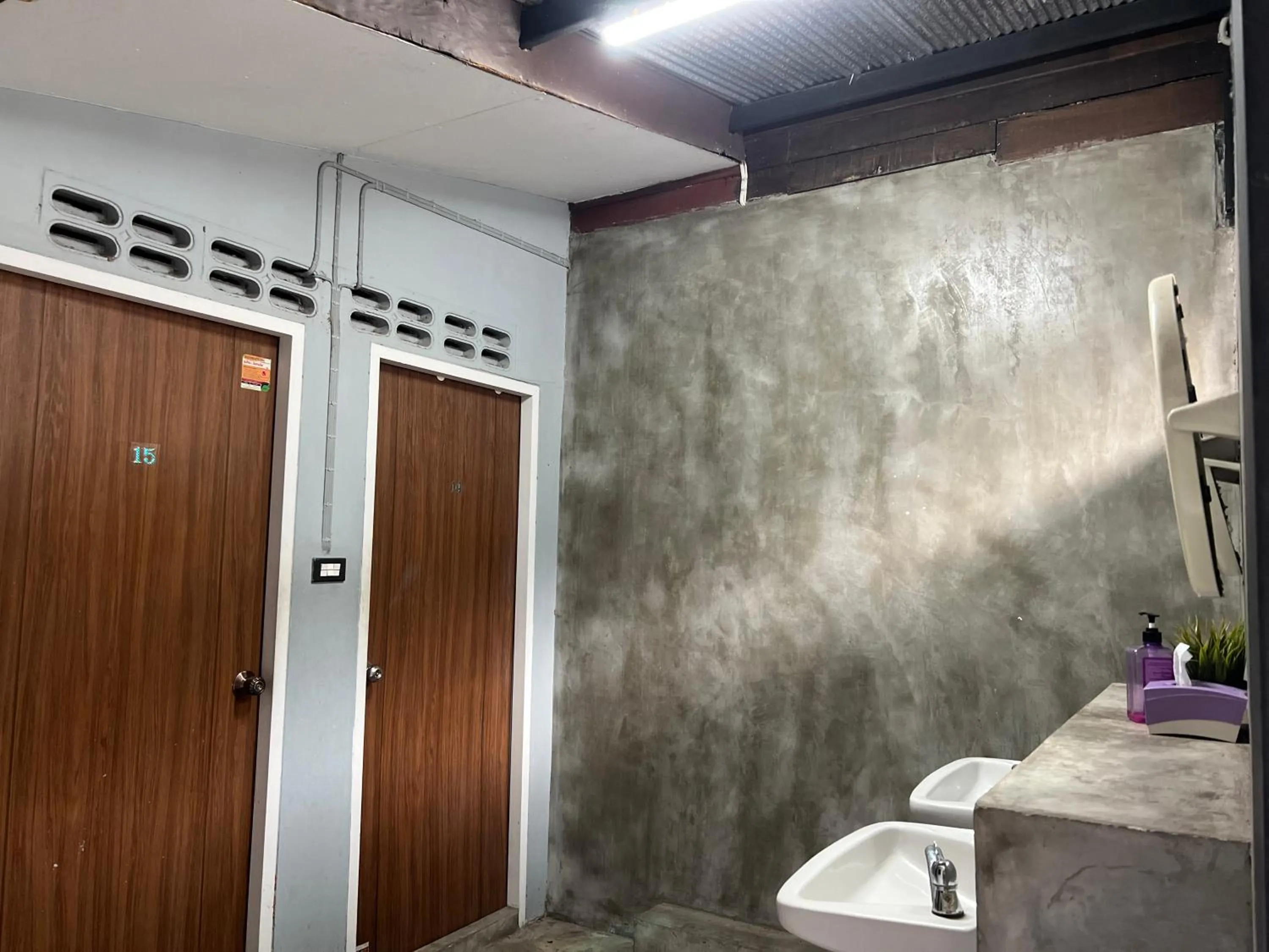 Budget Twin Room with bathroom outside bedding unit in Niwas Ayutthaya