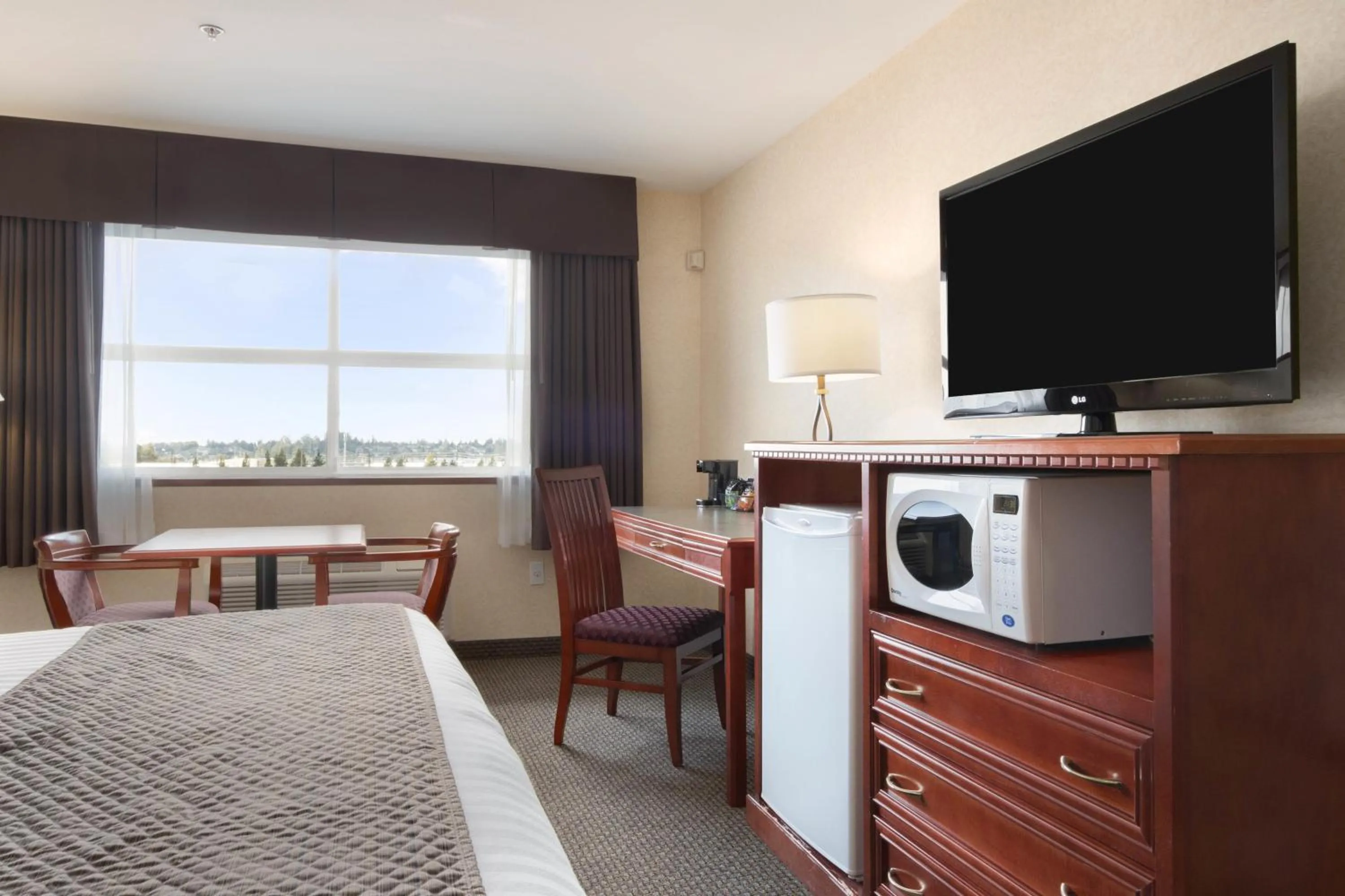 King Room - Disability Access/Non-Smoking in Days Inn & Suites by Wyndham Langley