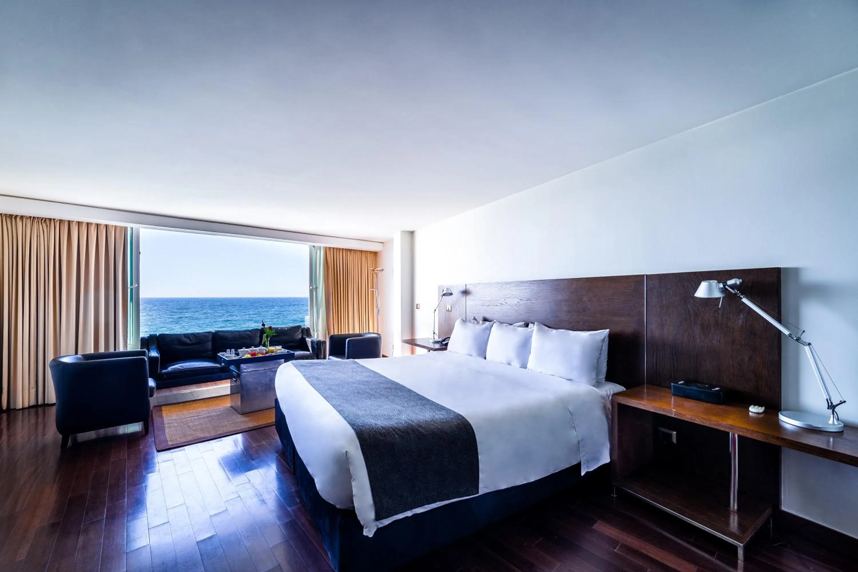 Business King Room in Radisson Blu Acqua Hotel & Spa Concon