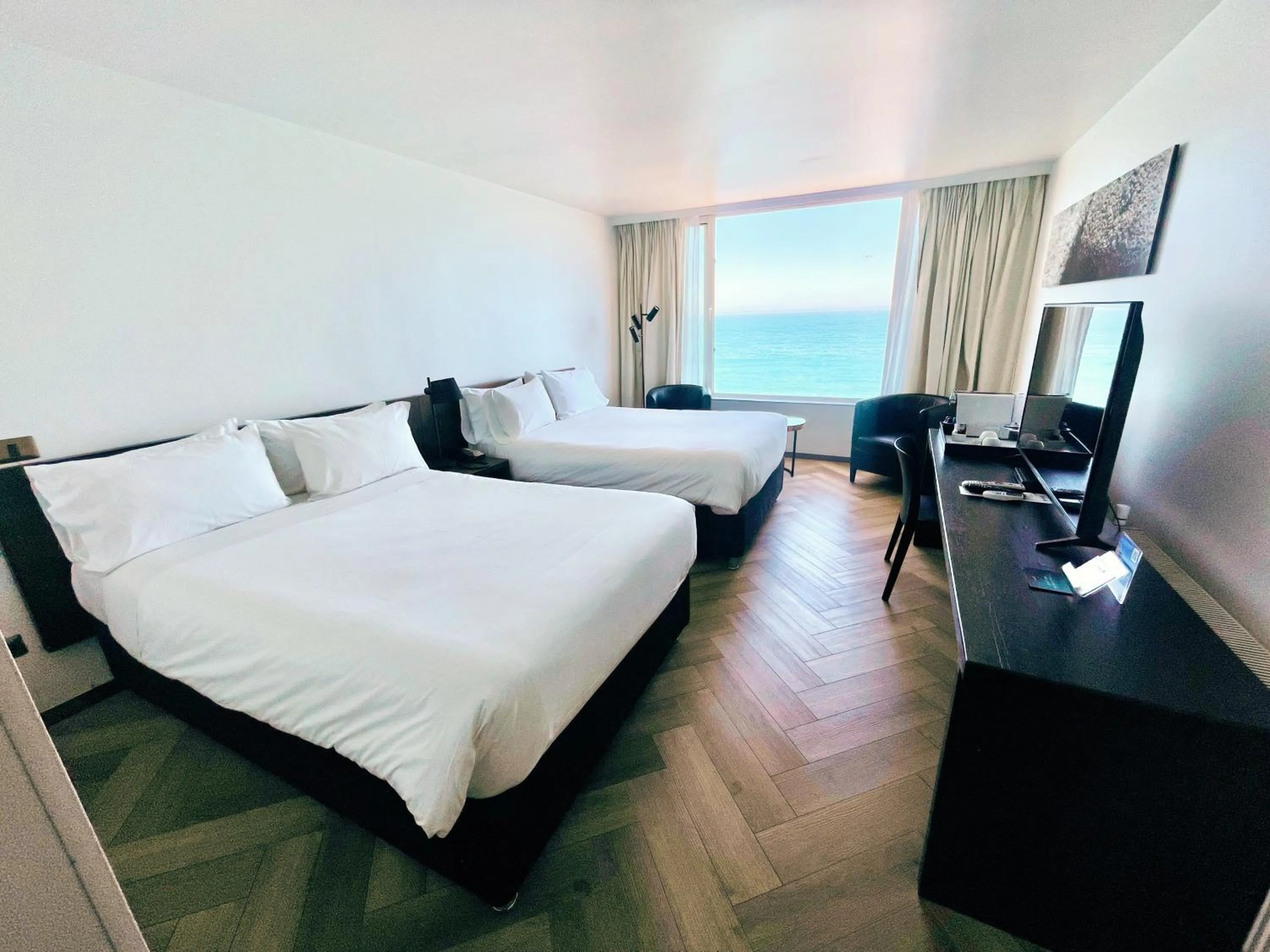 Twin Room with Ocean View in Radisson Blu Acqua Hotel & Spa Concon