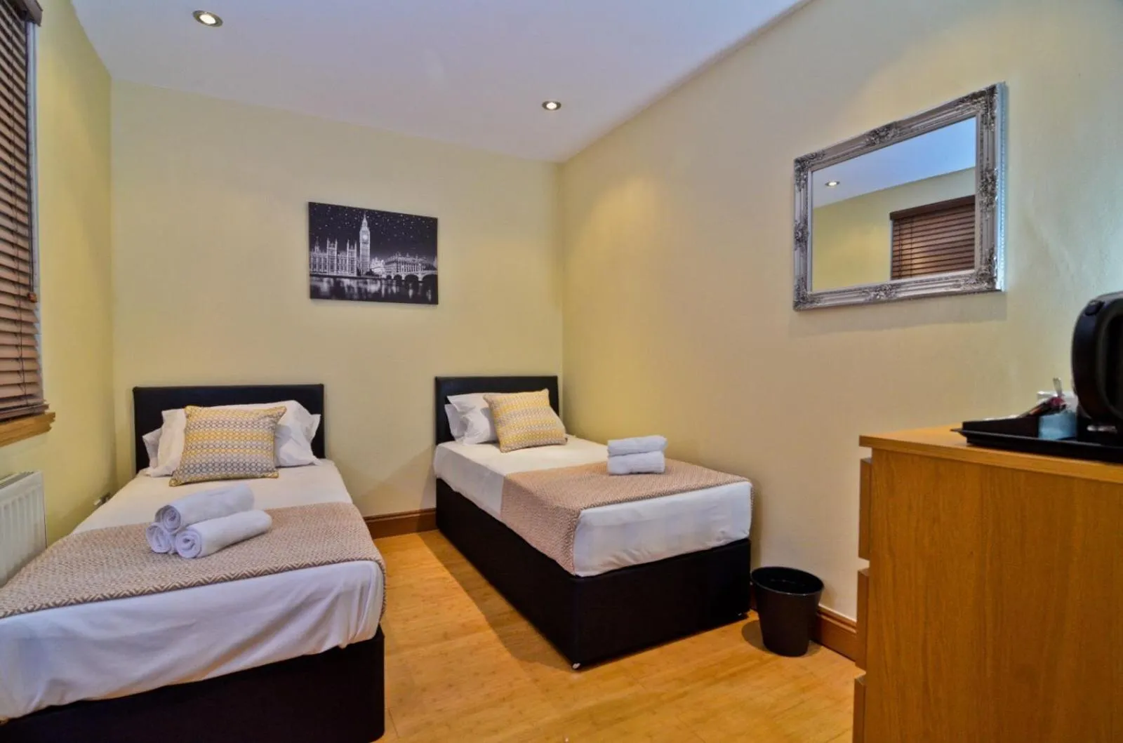 Budget Twin Room in Thames View House Surrey Quays