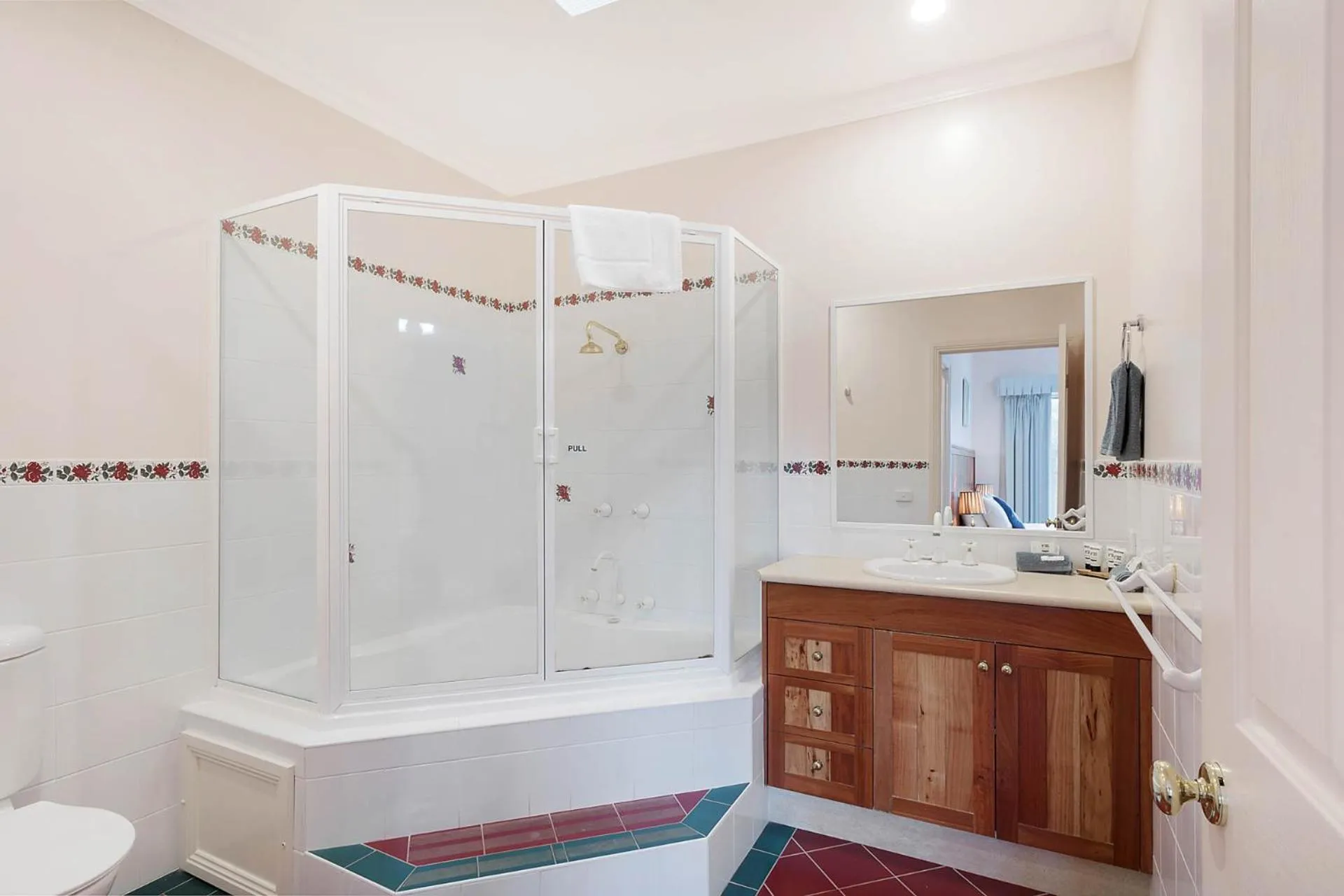 Cottage with Spa Bath in Robyn's Nest Lakeside Resort