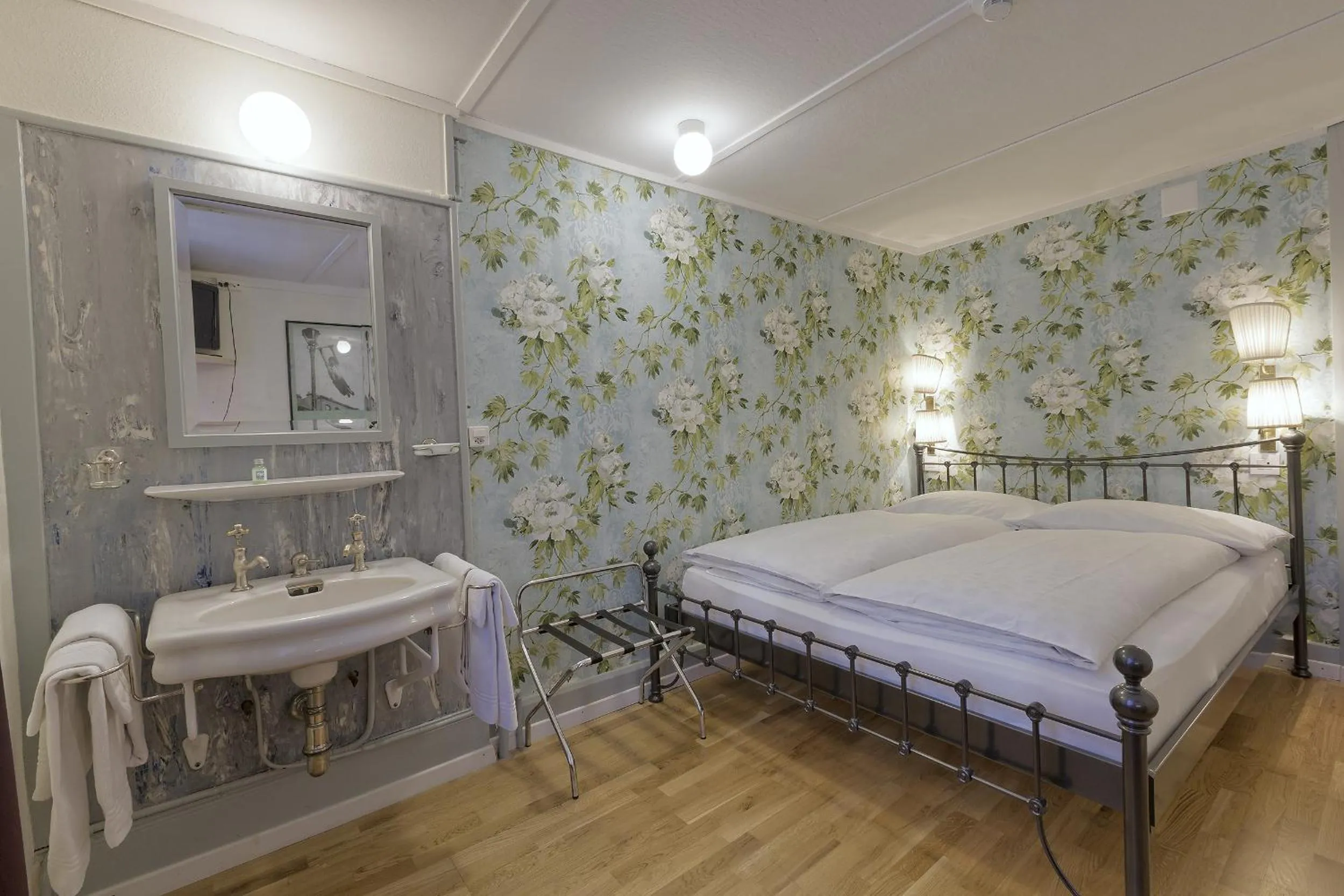 Double Room with Shared Bathroom in Alplodge