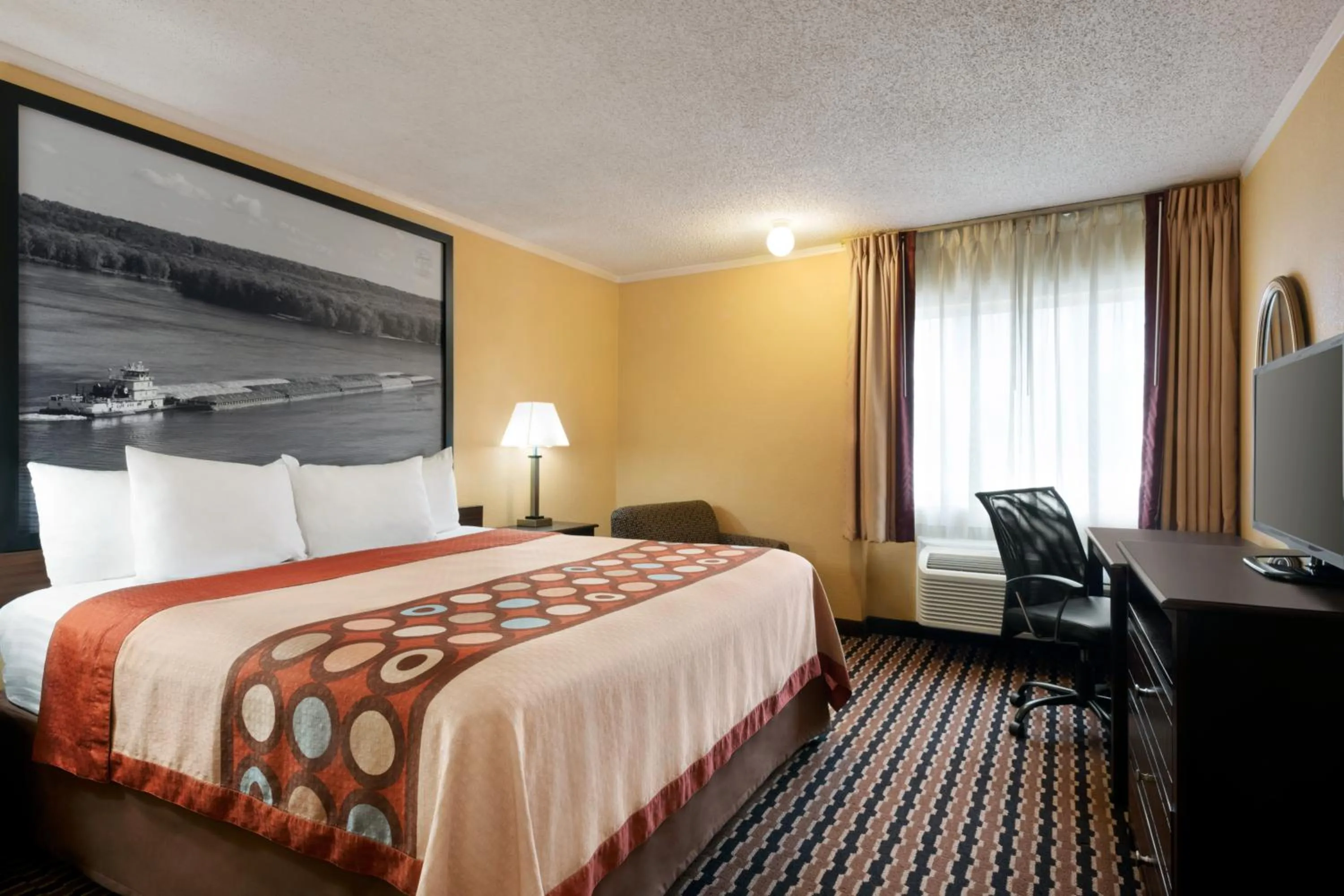 King Room - Non-Smoking in Super 8 by Wyndham Des Moines