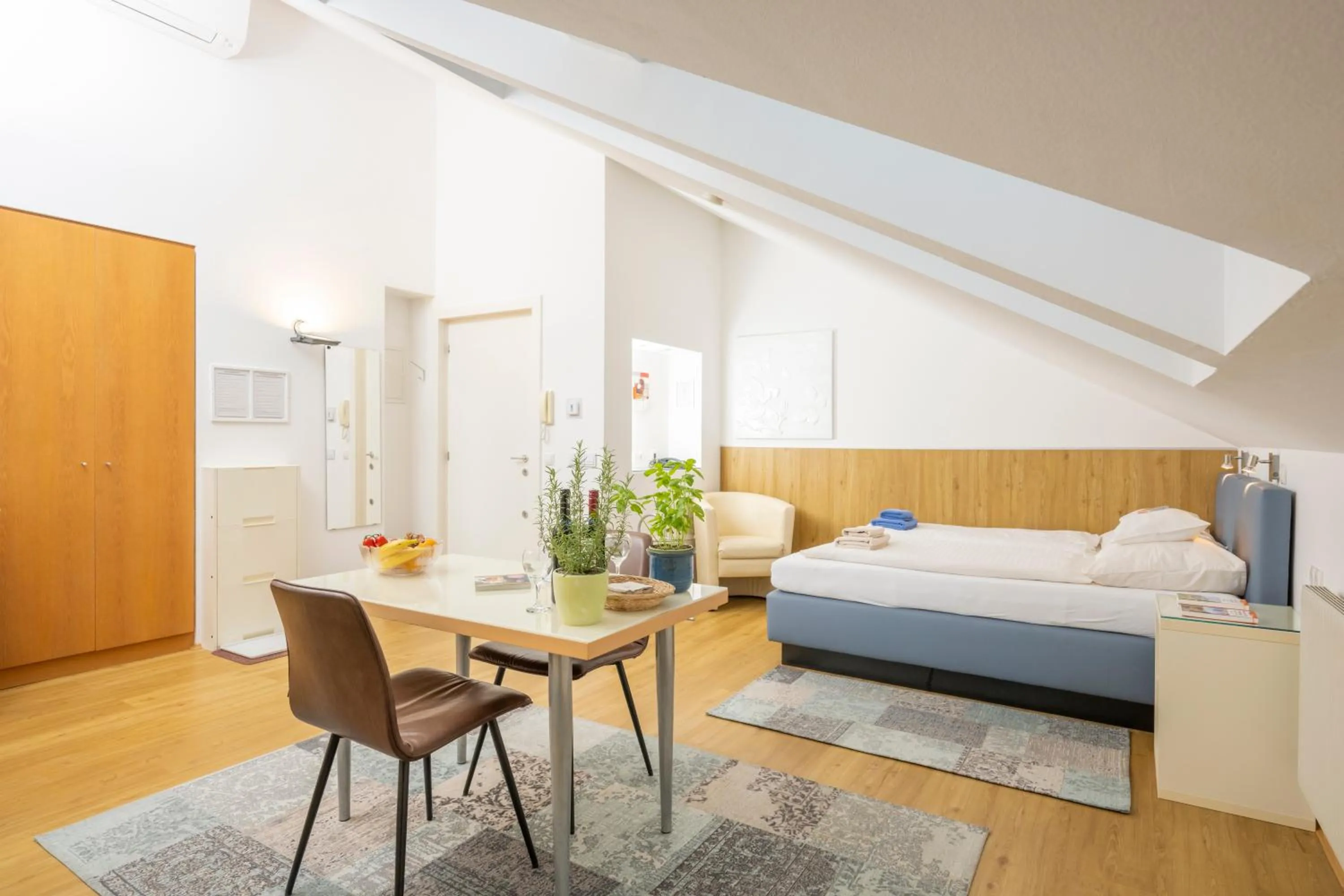 Studio (2 Adults) - Attic in Appartements Ferchergasse