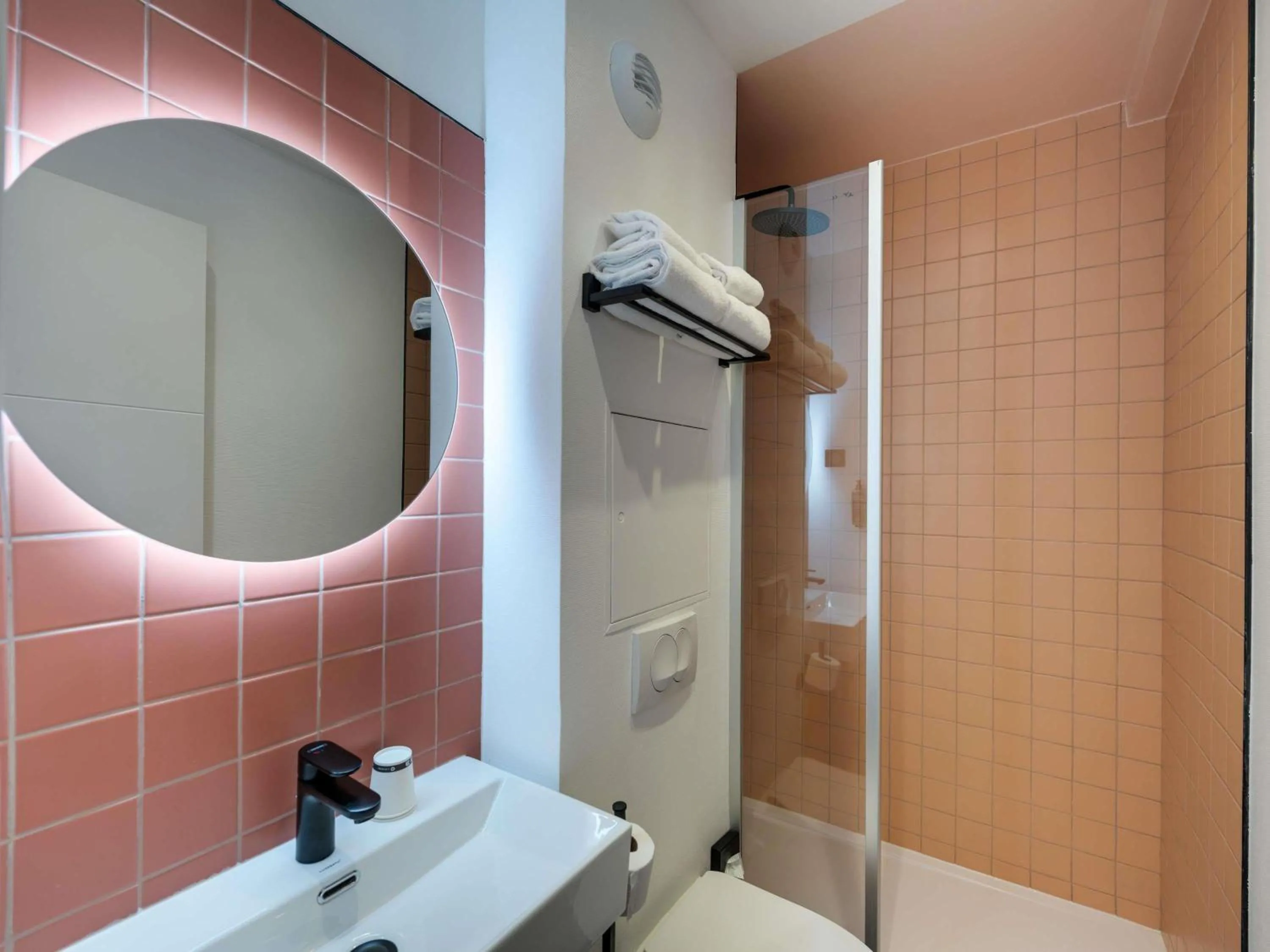 Standard Twin Room in ibis Styles Paris Cadet Lafayette