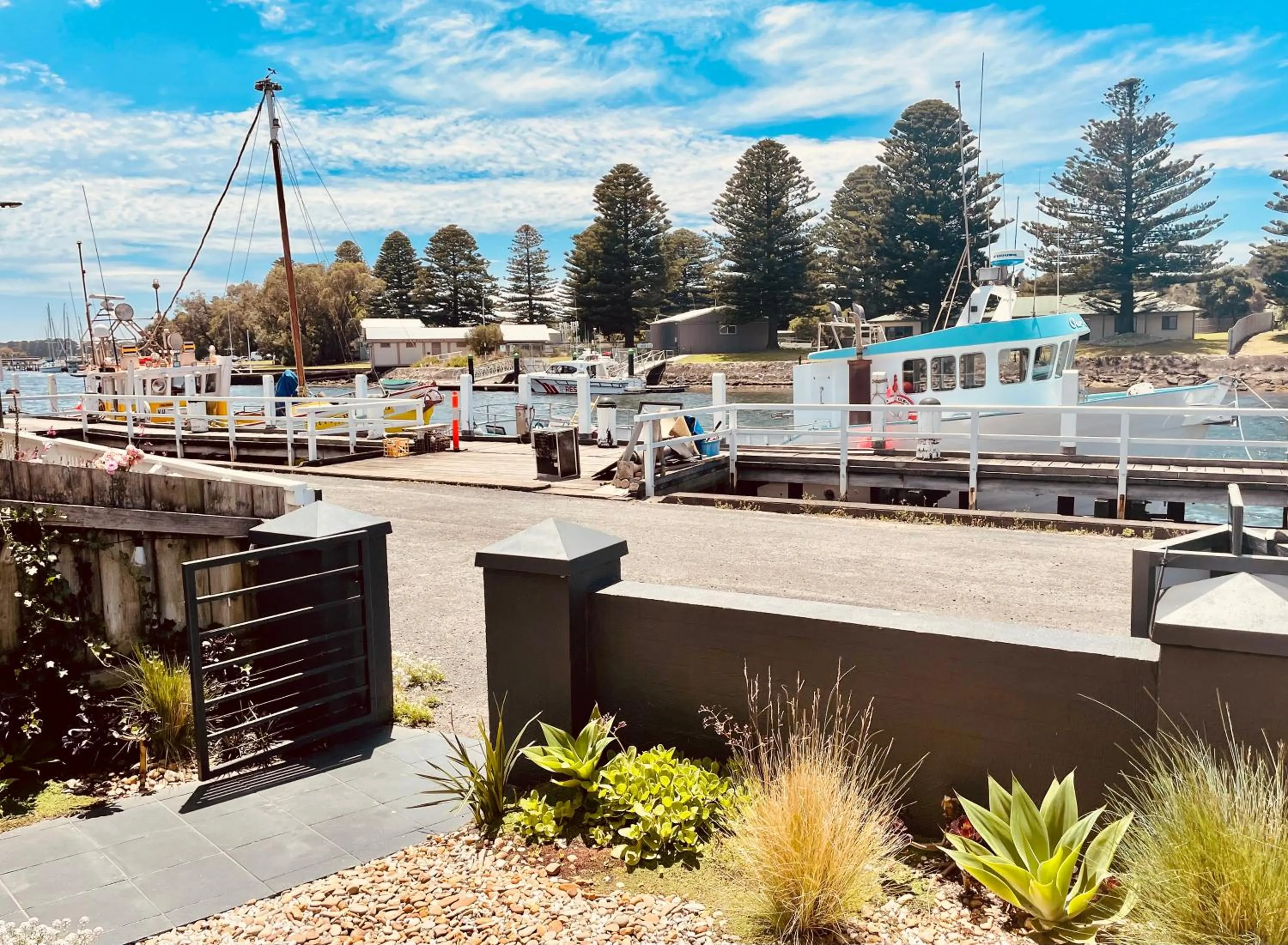 Edge17 Waterfront Apartment, plus Cottage with Garden View - Port Fairy