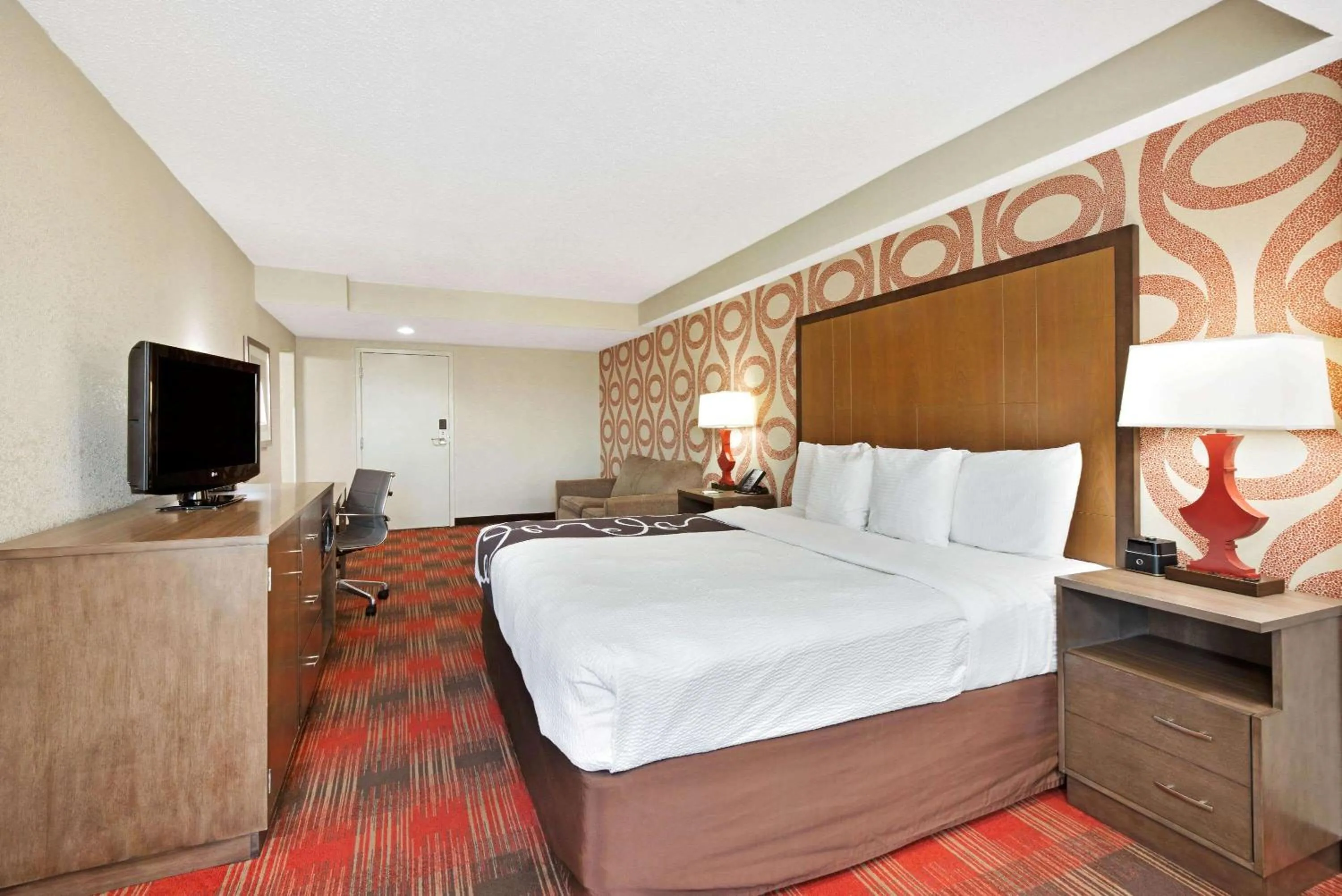 Deluxe King Room - Non-Smoking in La Quinta Inn & Suites by Wyndham DC Metro Capital Beltway