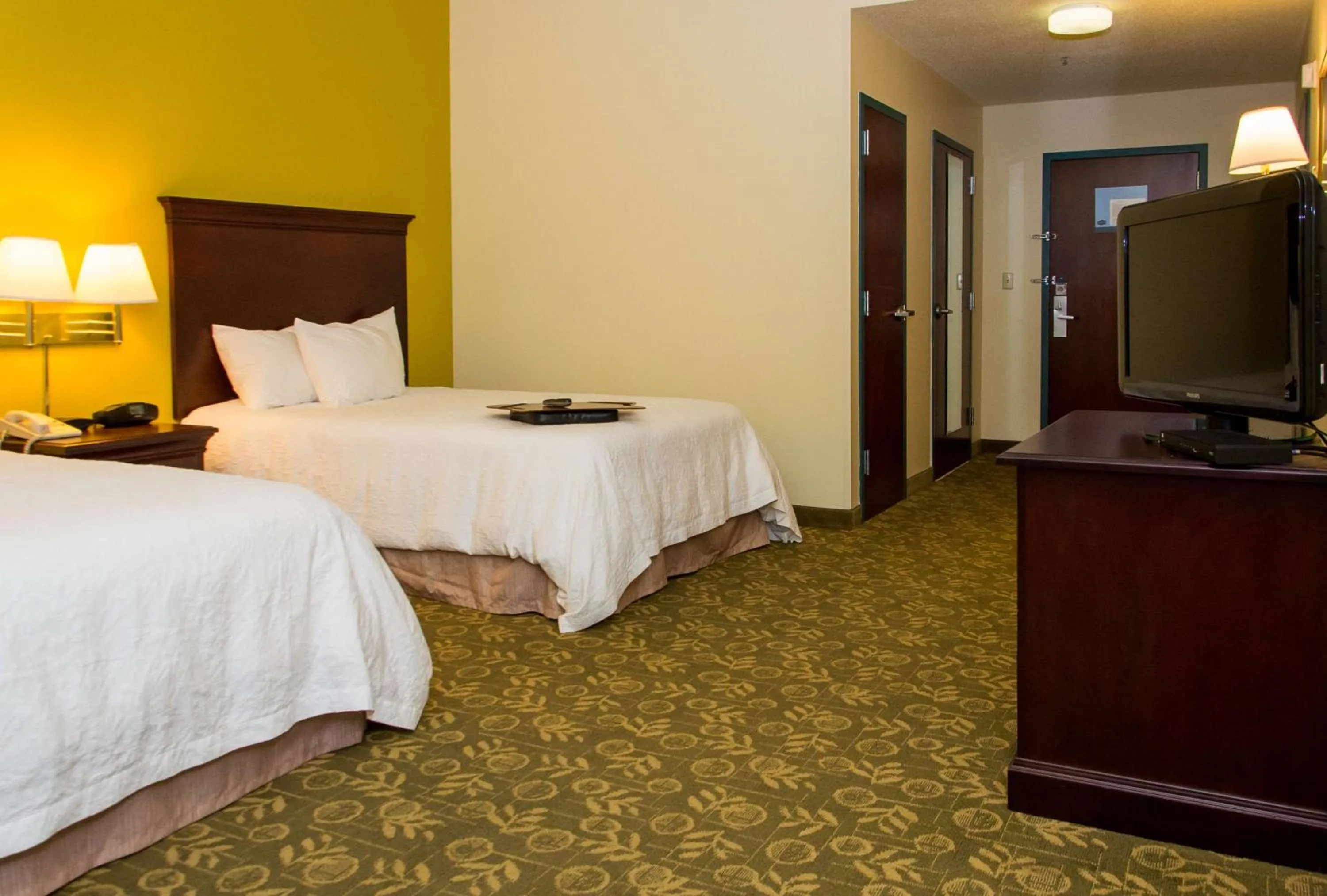 Double Room with Two Queen Beds and Bath Tub - Mobility and Hearing Access/Non-Smoking in Hampton Inn Frankfort