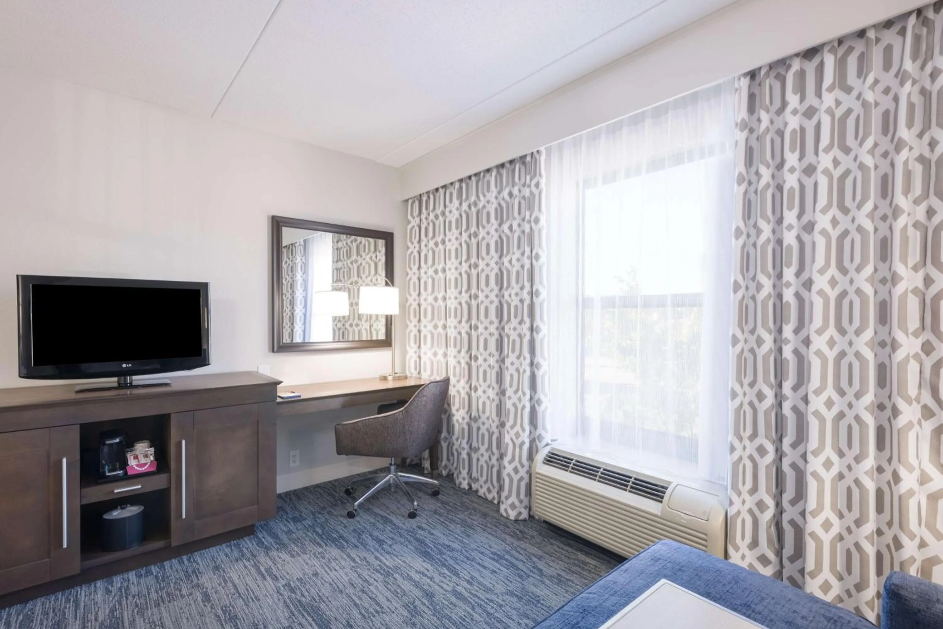 King Room - Non-Smoking in Hampton Inn Mount Airy