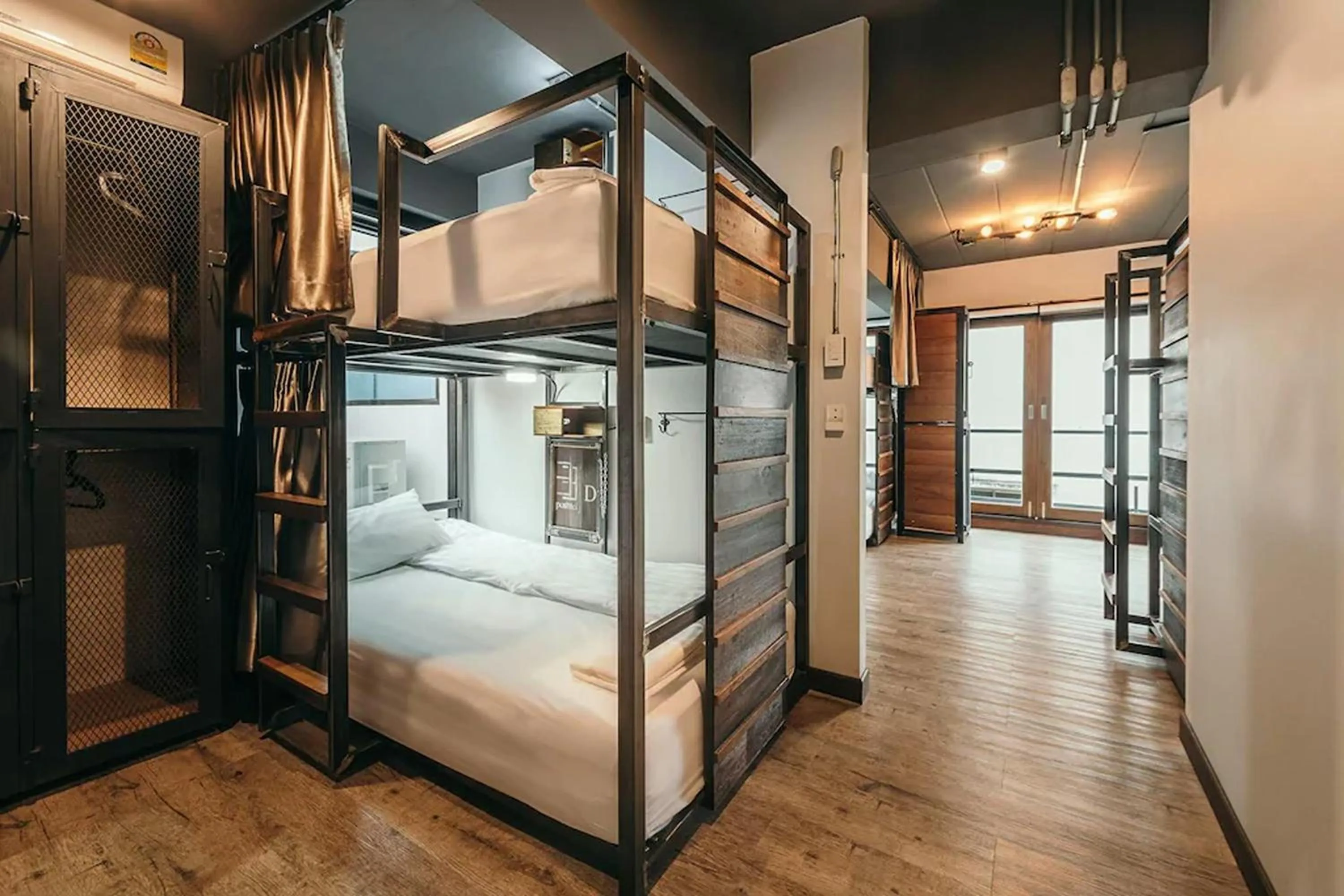 Family Room with Private Bathroom in 33 Poshtel