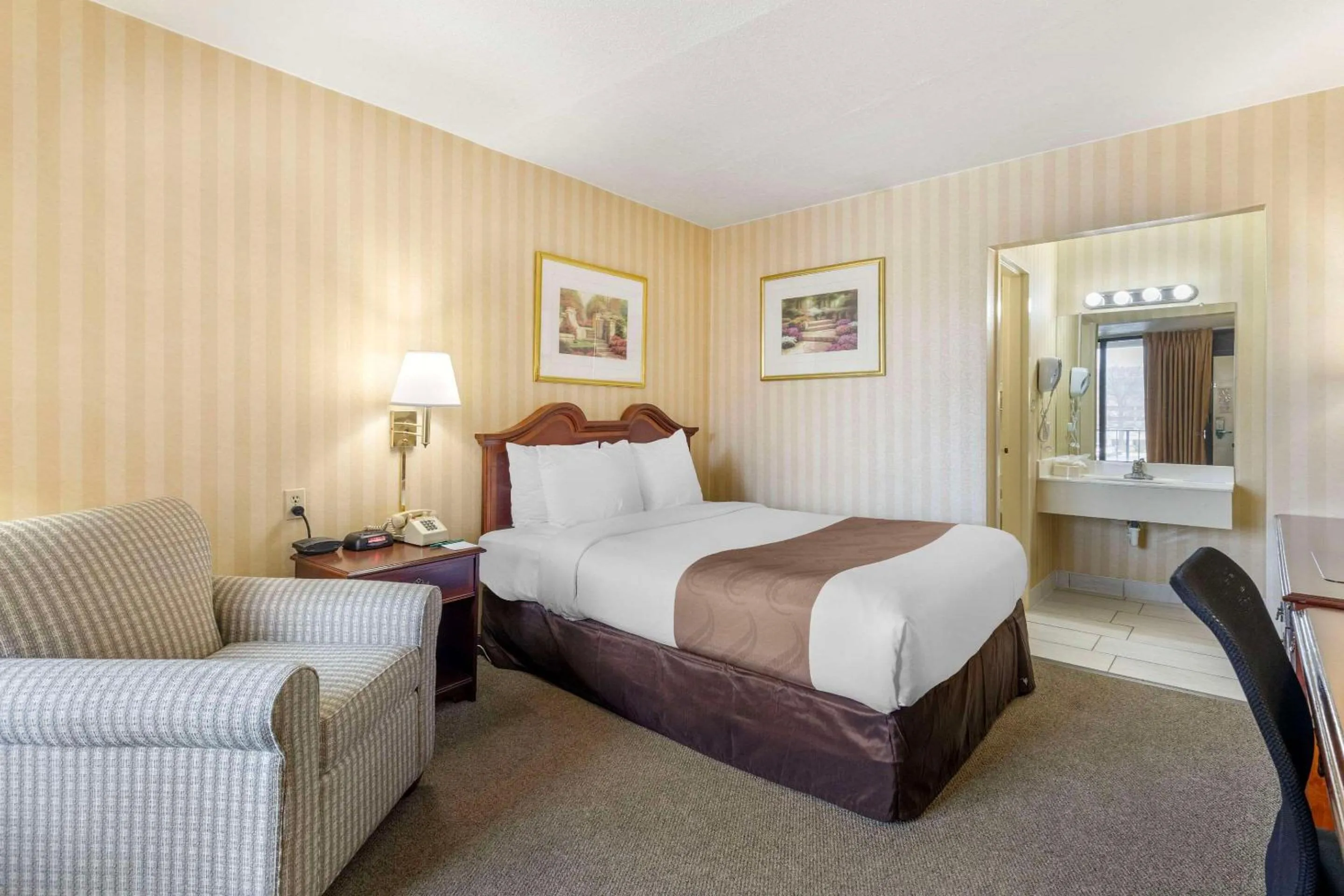 Queen Room in Quality Inn Vienna - Tysons Corner