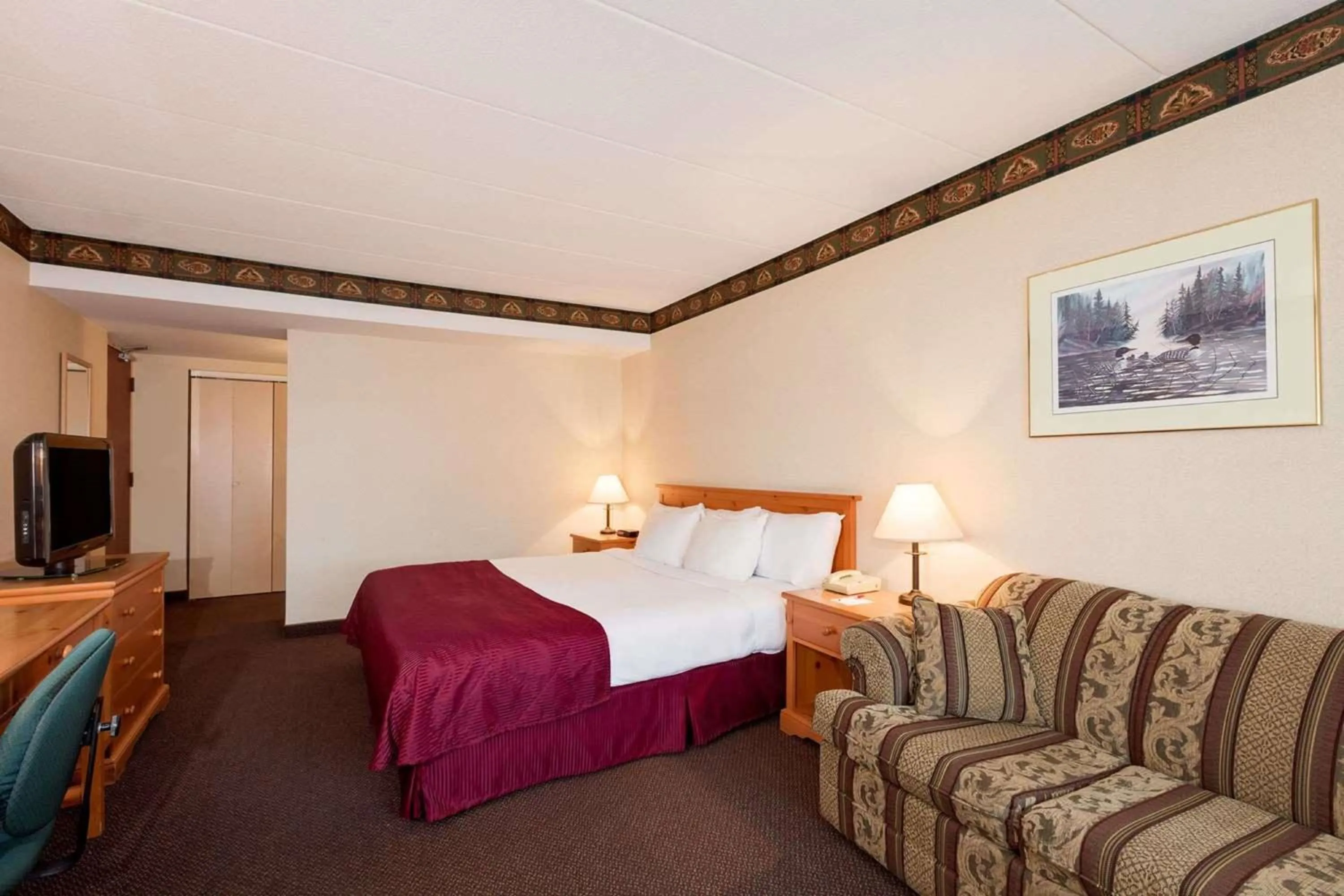 1 King Bed, Upper Level, Non-Smoking in Ramada by Wyndham Pinewood Park Resort North Bay