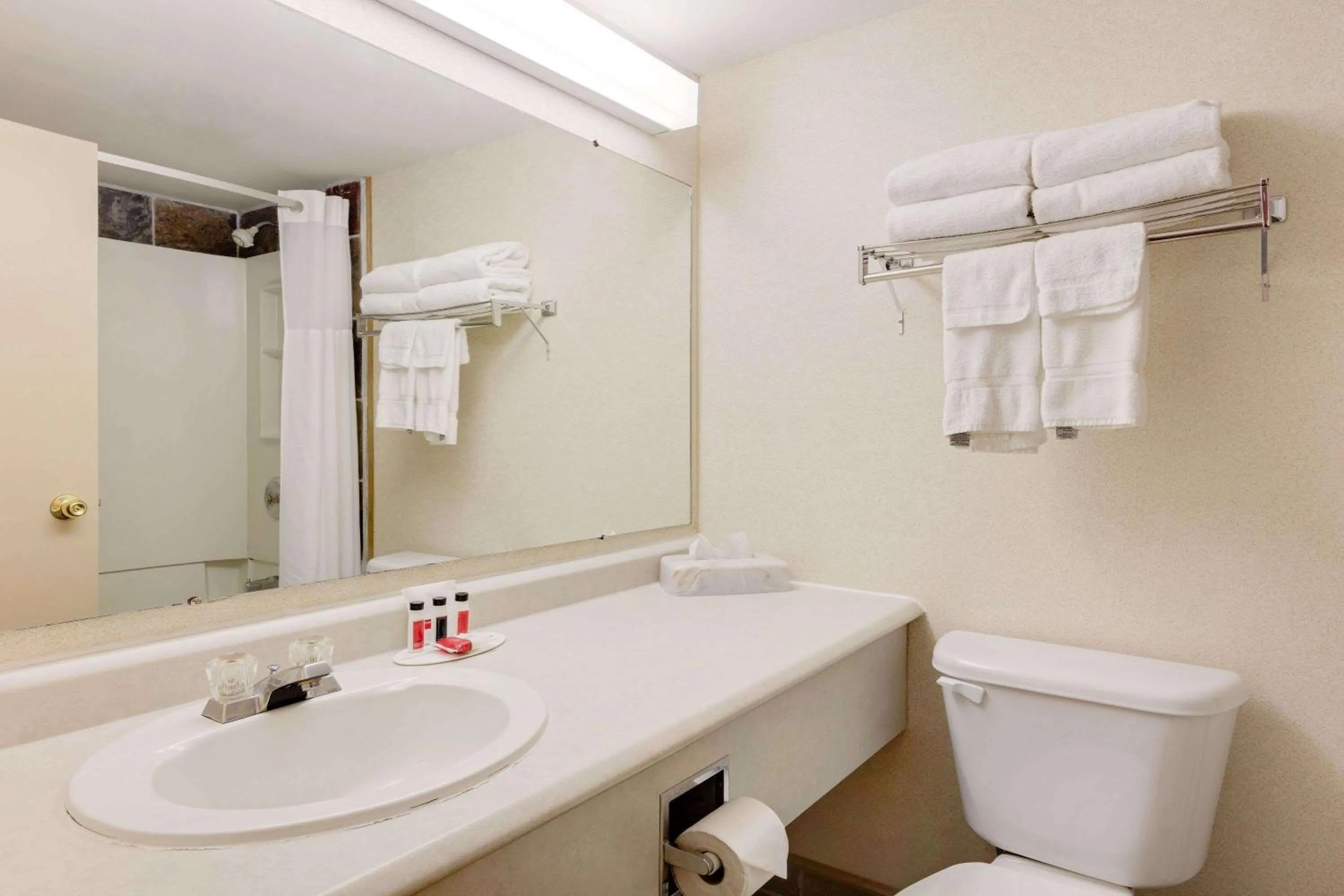 1 Queen Bed, Jetted Tub Suite, Upper Level in Ramada by Wyndham Pinewood Park Resort North Bay