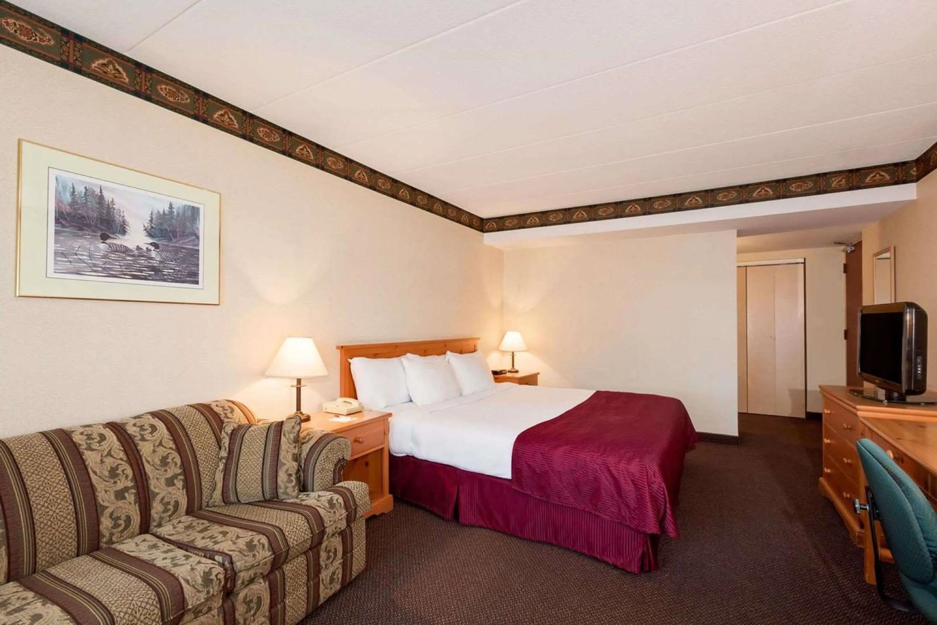 King Room with Sofa Bed - Non-Smoking in Ramada by Wyndham Pinewood Park Resort North Bay