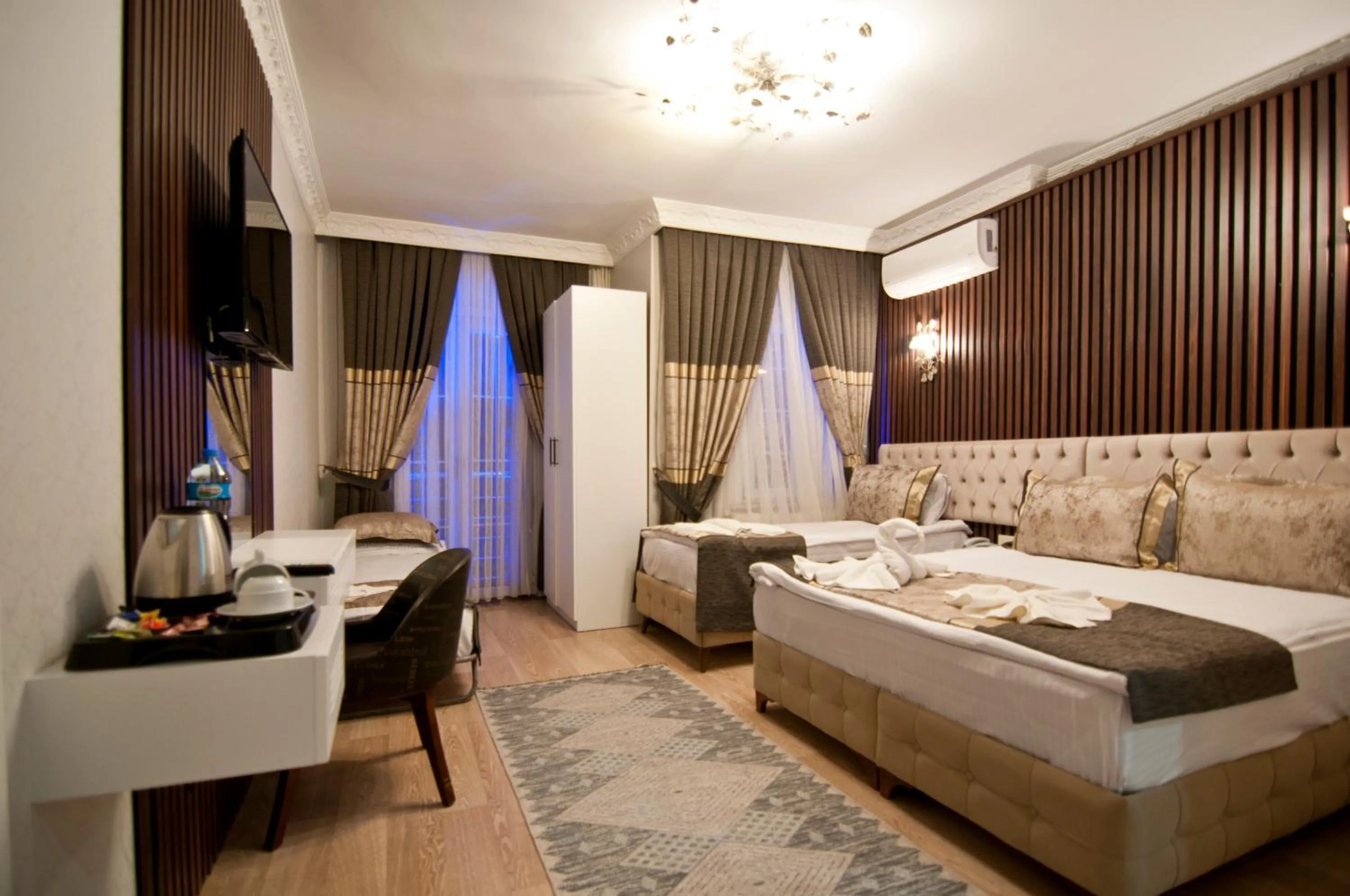 Family Room in Hotel Broken Column