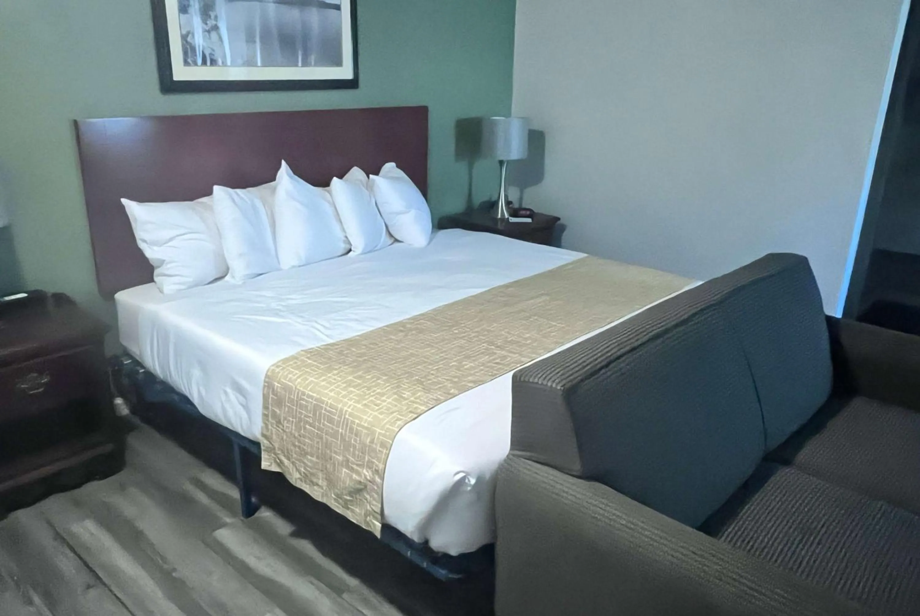 Deluxe King Room - Non-Smoking in Travelodge by Wyndham Redding CA